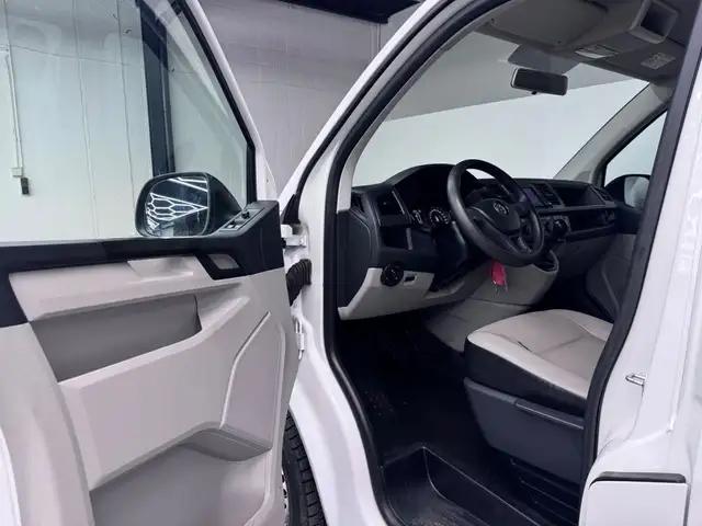 Volkswagen Transporter view 7