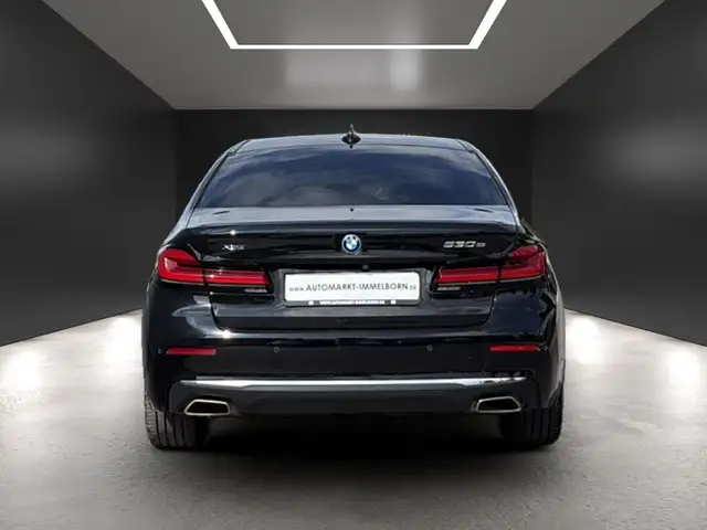 BMW 5 Series view 9