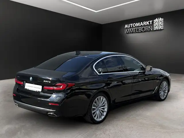 BMW 5 Series view 6