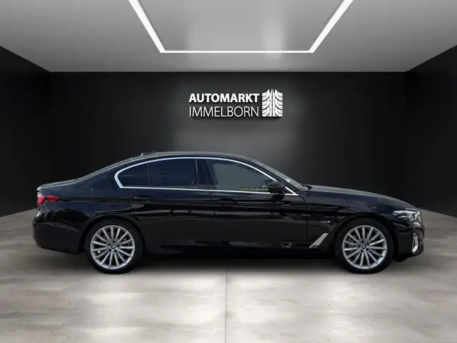 BMW 5 Series view 10