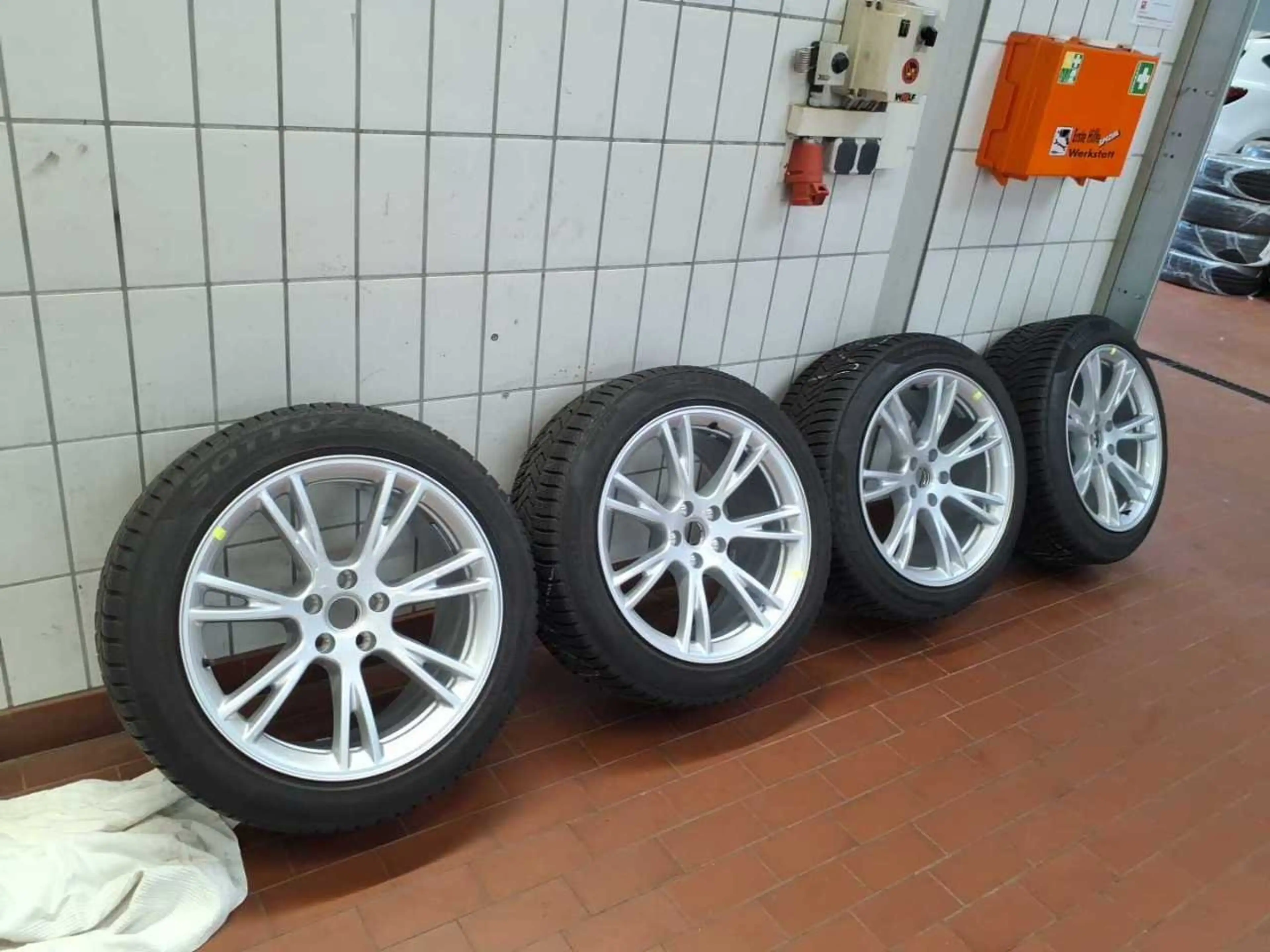 Tesla Model Y Dual Maximale Reichweite Dual AWD Pano — photo 13