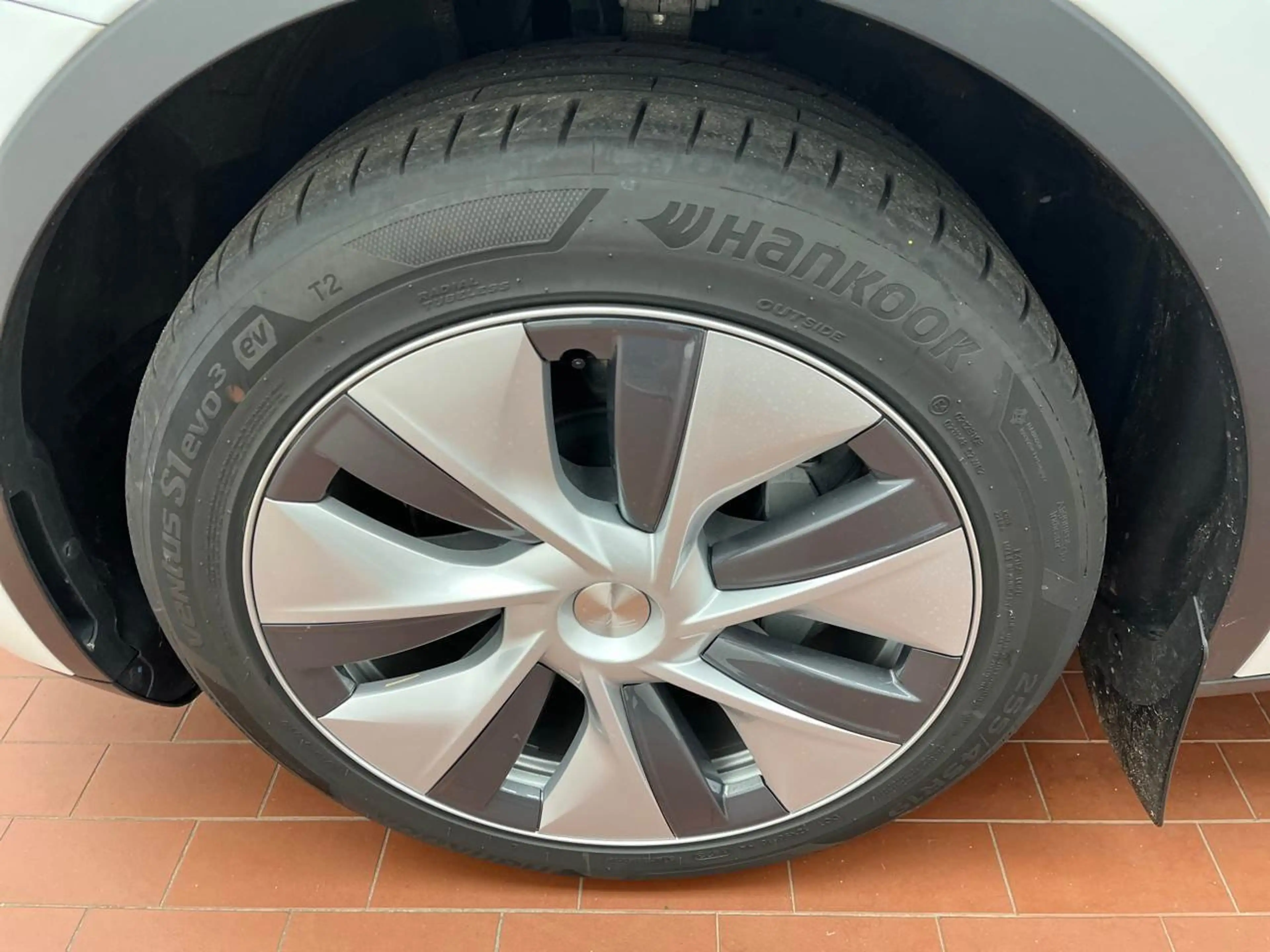 Tesla Model Y Dual Maximale Reichweite Dual AWD Pano — photo 11