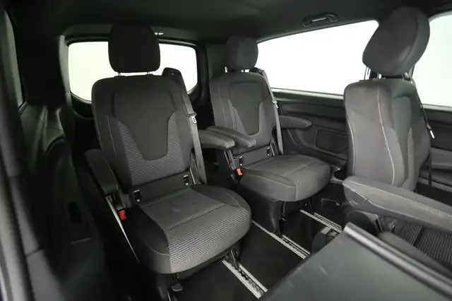 Mercedes-Benz Eqv view 3