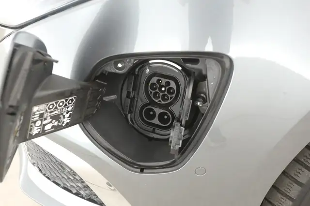 Mercedes-Benz Eqv view 10