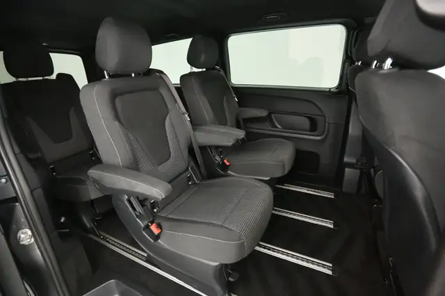 Mercedes-Benz Eqv view 13