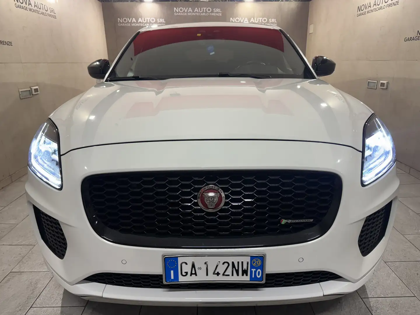 Jaguar E-Pace E-Pace 2.0d i4 R-Dynamic awd 180cv auto IVA 22% Bianco - 1
