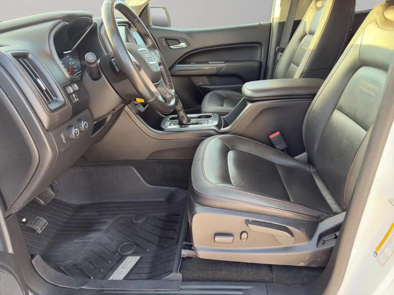GMC Canyon photo GMC Canyon