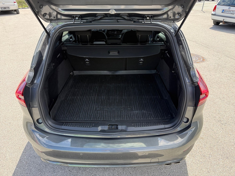 Ford Focus Traveller 1,0 EcoBoost Hybrid ST-Line — photo 9