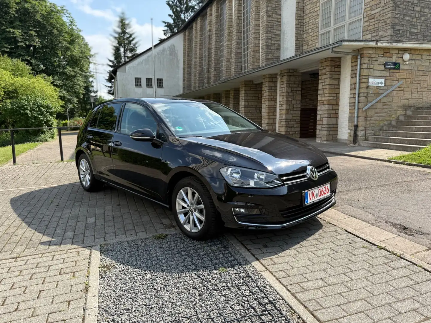 Volkswagen Golf VII Lim. Lounge BMT*SHZ*STANDHZG*AHK*PDC* Zwart - 1