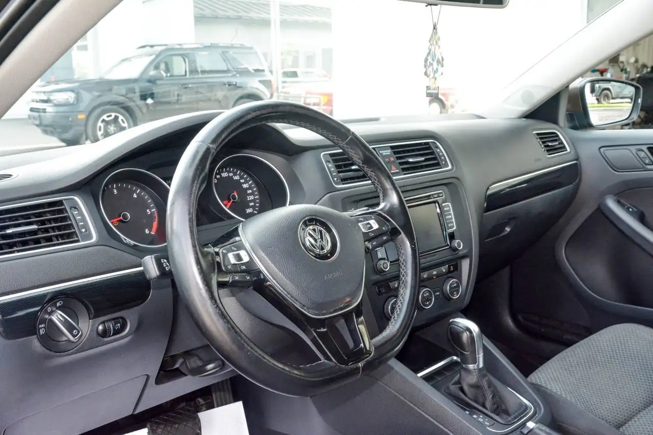 Volkswagen Jetta снимка Volkswagen Jetta