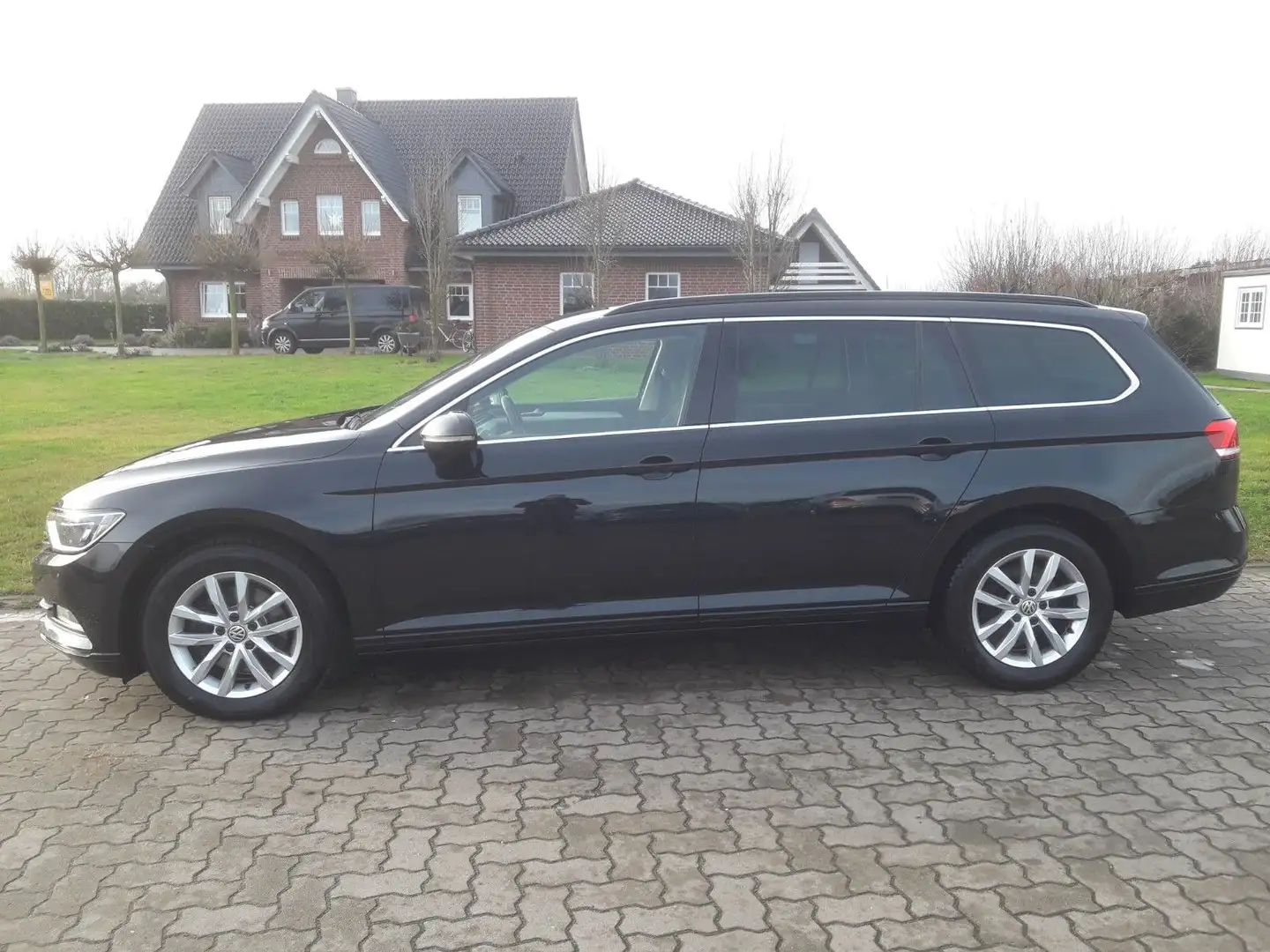 Volkswagen Passat Variant 2,0 TDi DSG+Navi+Massage+Kamera++ Schwarz - 1