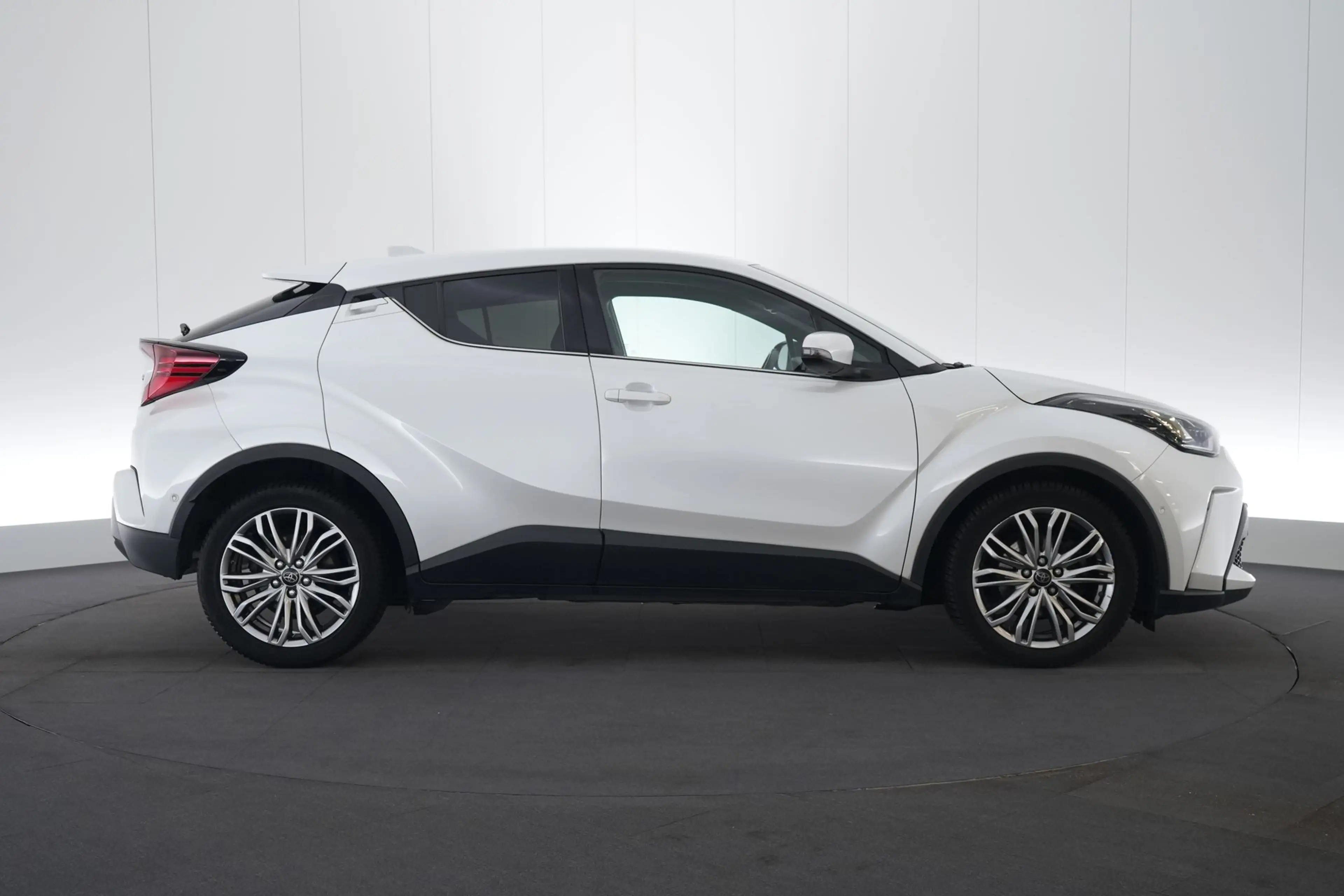 Toyota C-HR 1.8 VVT-I HEV C-HIC LEDER/STOF LED GPS PDC CAM Ver — photo 5