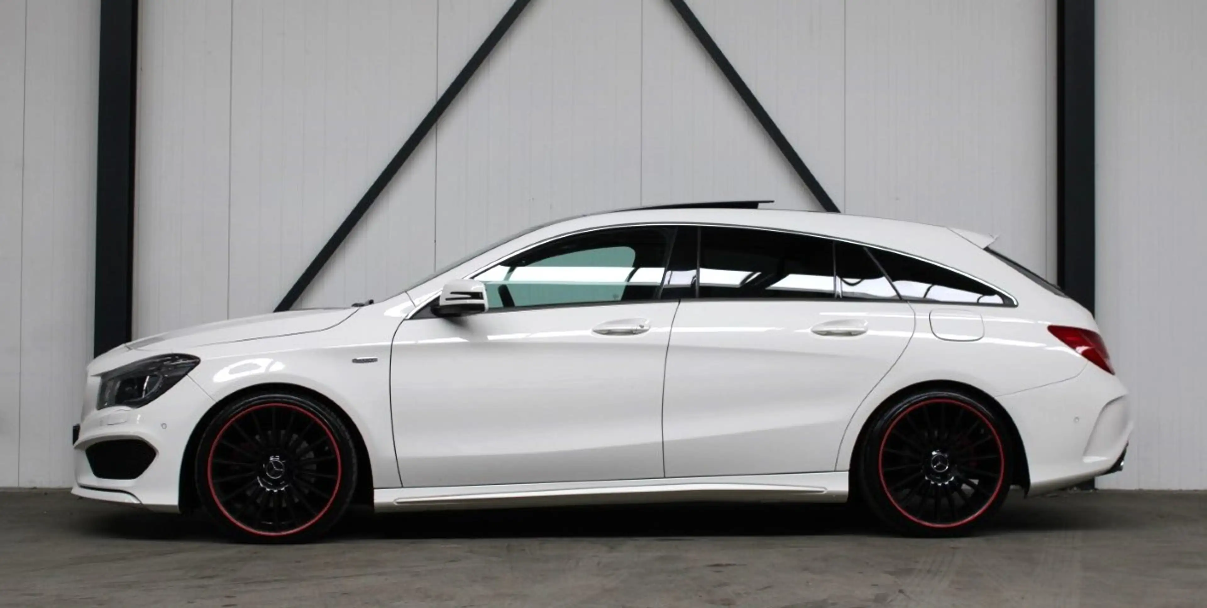 Mercedes-Benz CLA 250 Shooting Brake AMG-Sport 4MATIC l Panoramadak l LE — photo 14