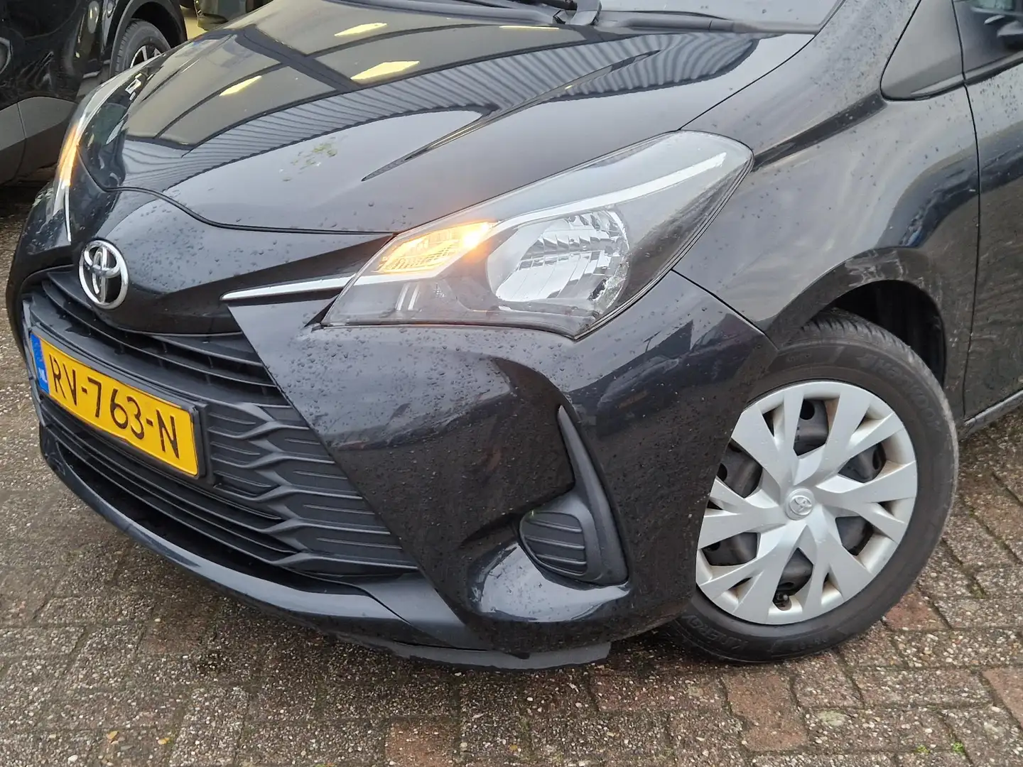 Toyota Yaris 1.0 VVT-i Comfort Negro - 2