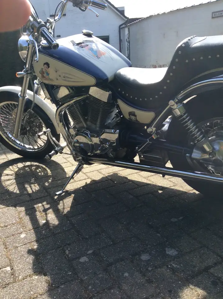 Suzuki Intruder C