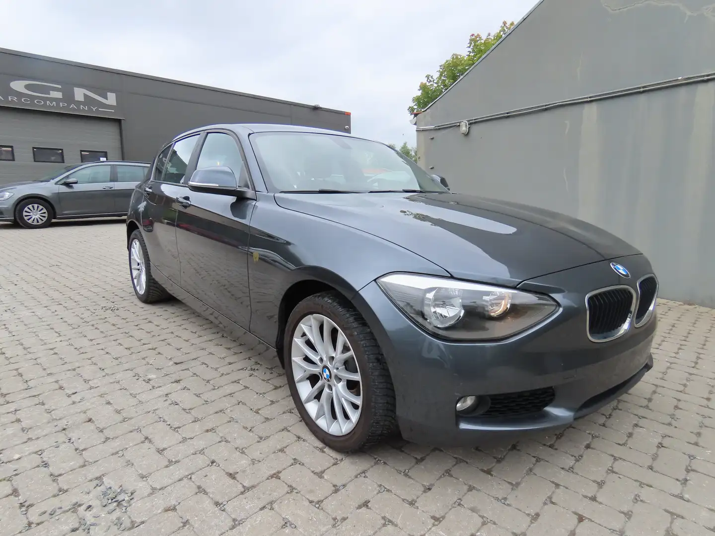 BMW 114 114i Gris - 1