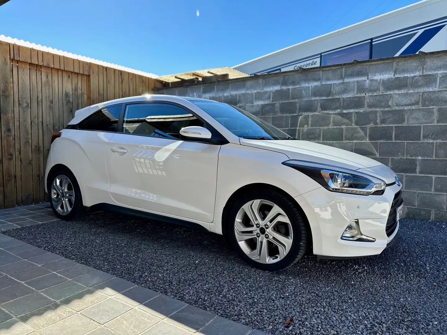Hyundai i20 1.4 CRDi Sport Pano Led BT Pdc Euro6b Wit - 1