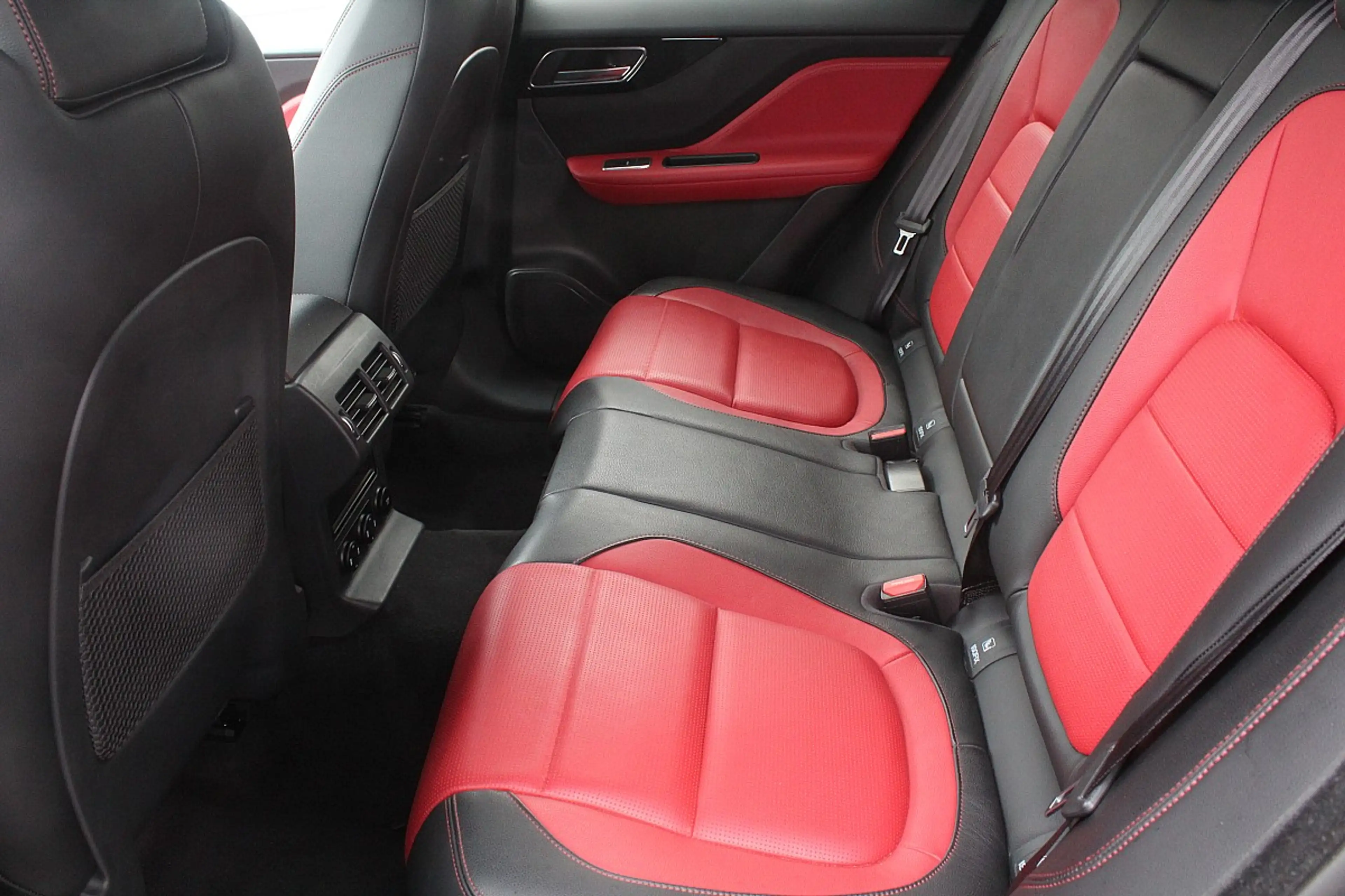 Jaguar F-Pace 20d R-Sport Aut. — photo 13