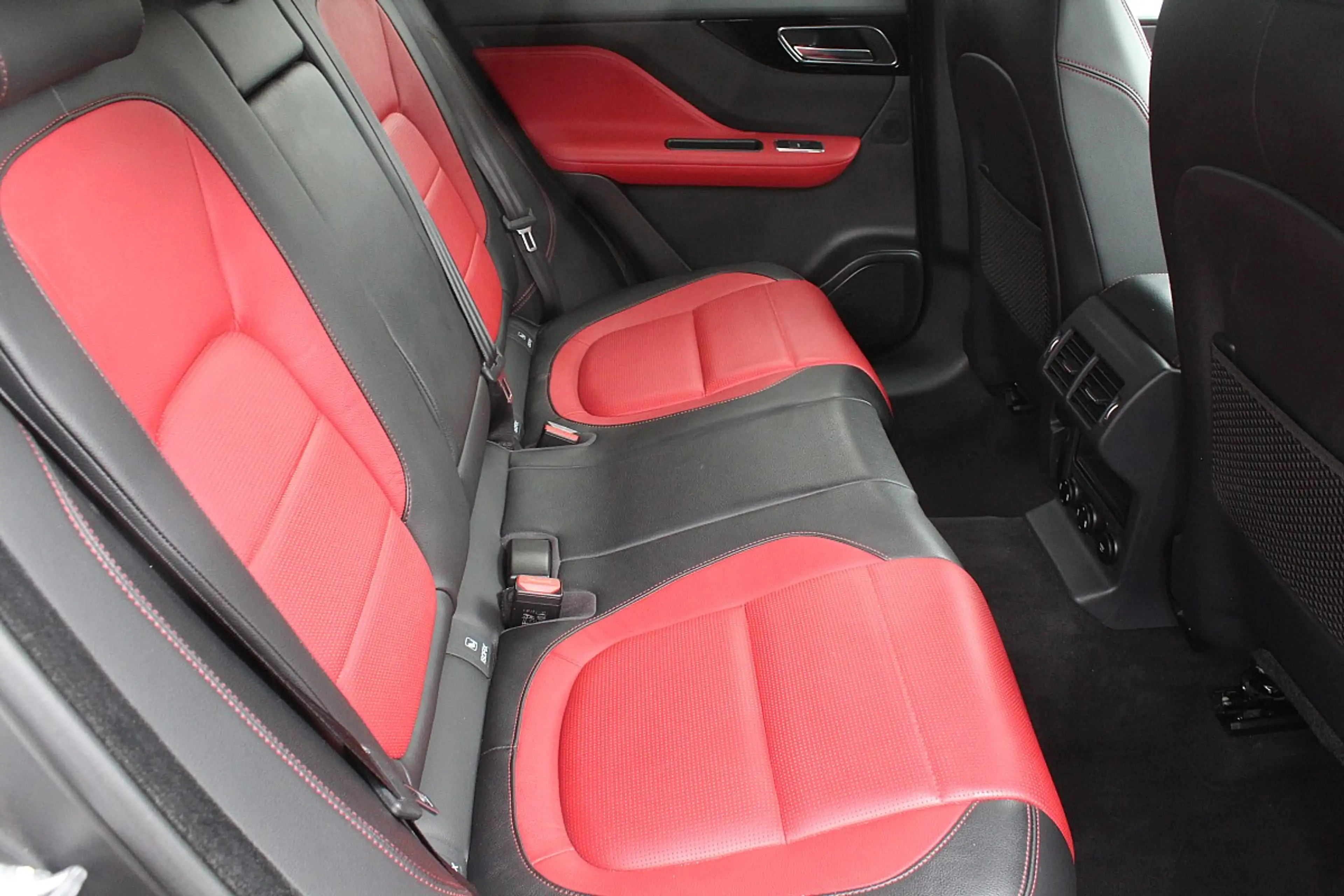Jaguar F-Pace 20d R-Sport Aut. — photo 14