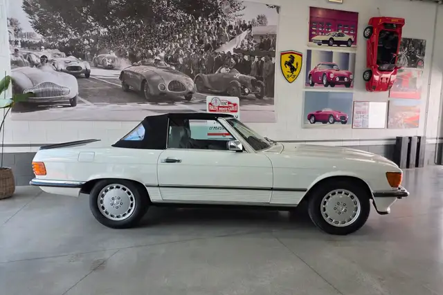 Mercedes-Benz SL view 3