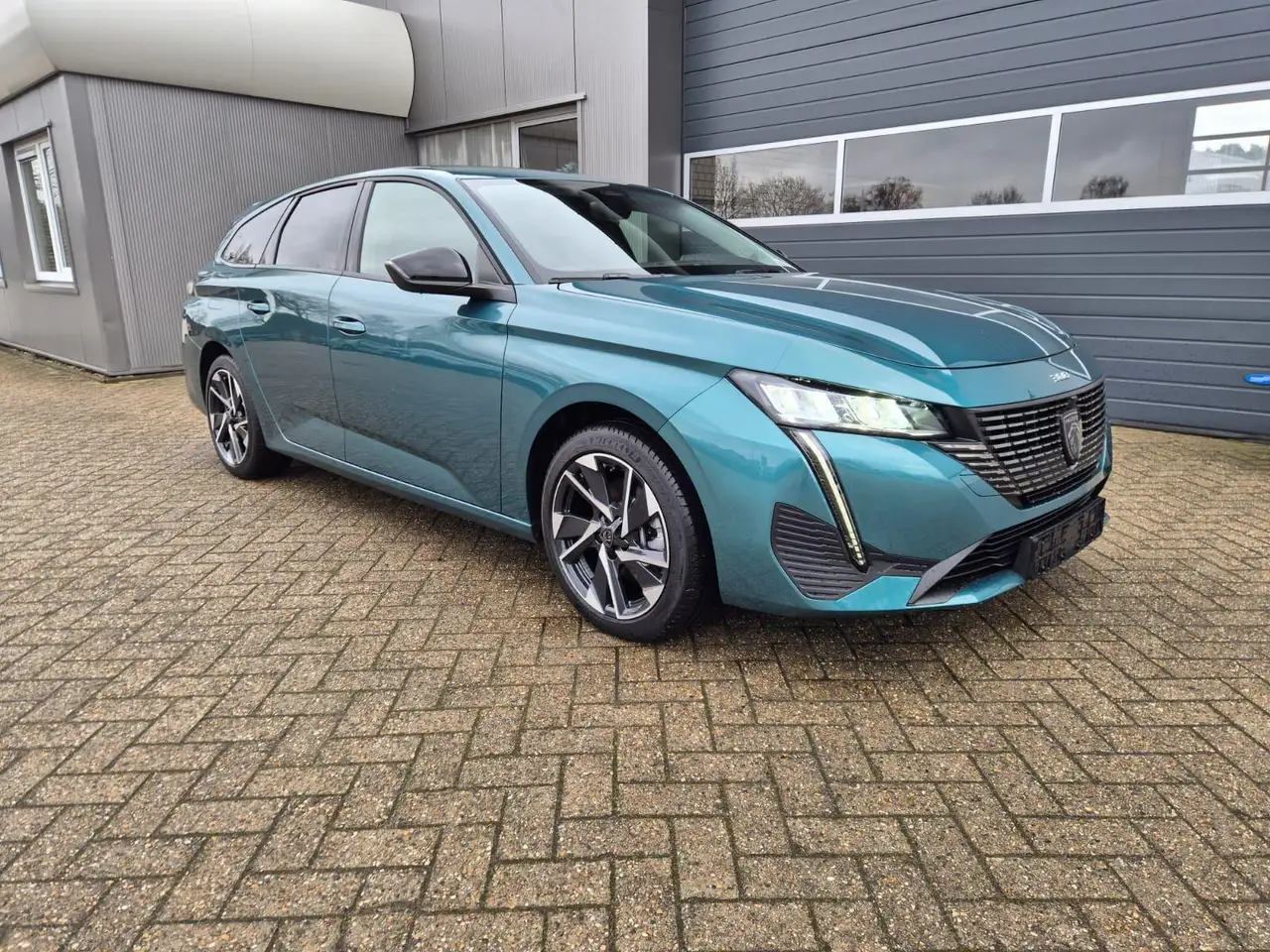 Peugeot 308 SW Allure 1.2 Hybrid 145PS Automatik LED-Scheinwer 2