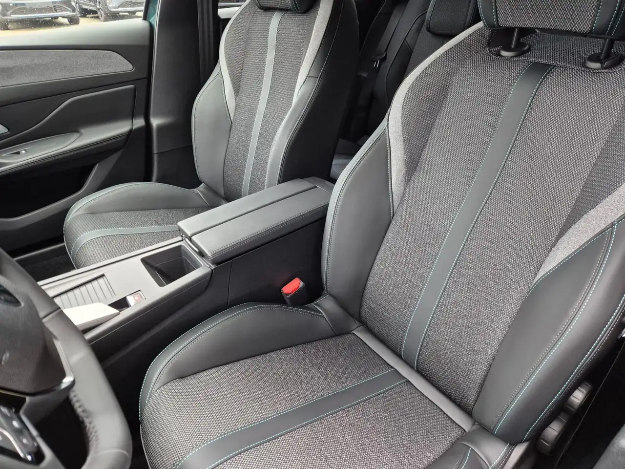 Peugeot 308 SW Allure 1.2 Hybrid 145PS Automatik LED-Scheinwer 11
