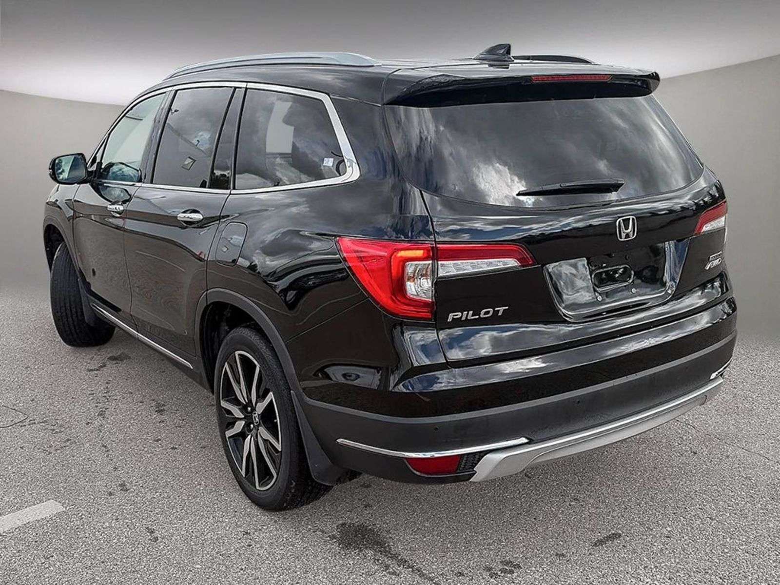 2019 Honda Pilot Touring 7-Passenger: AWD/APPLE CARPLAY/NAV/LEATHER — снимка 1