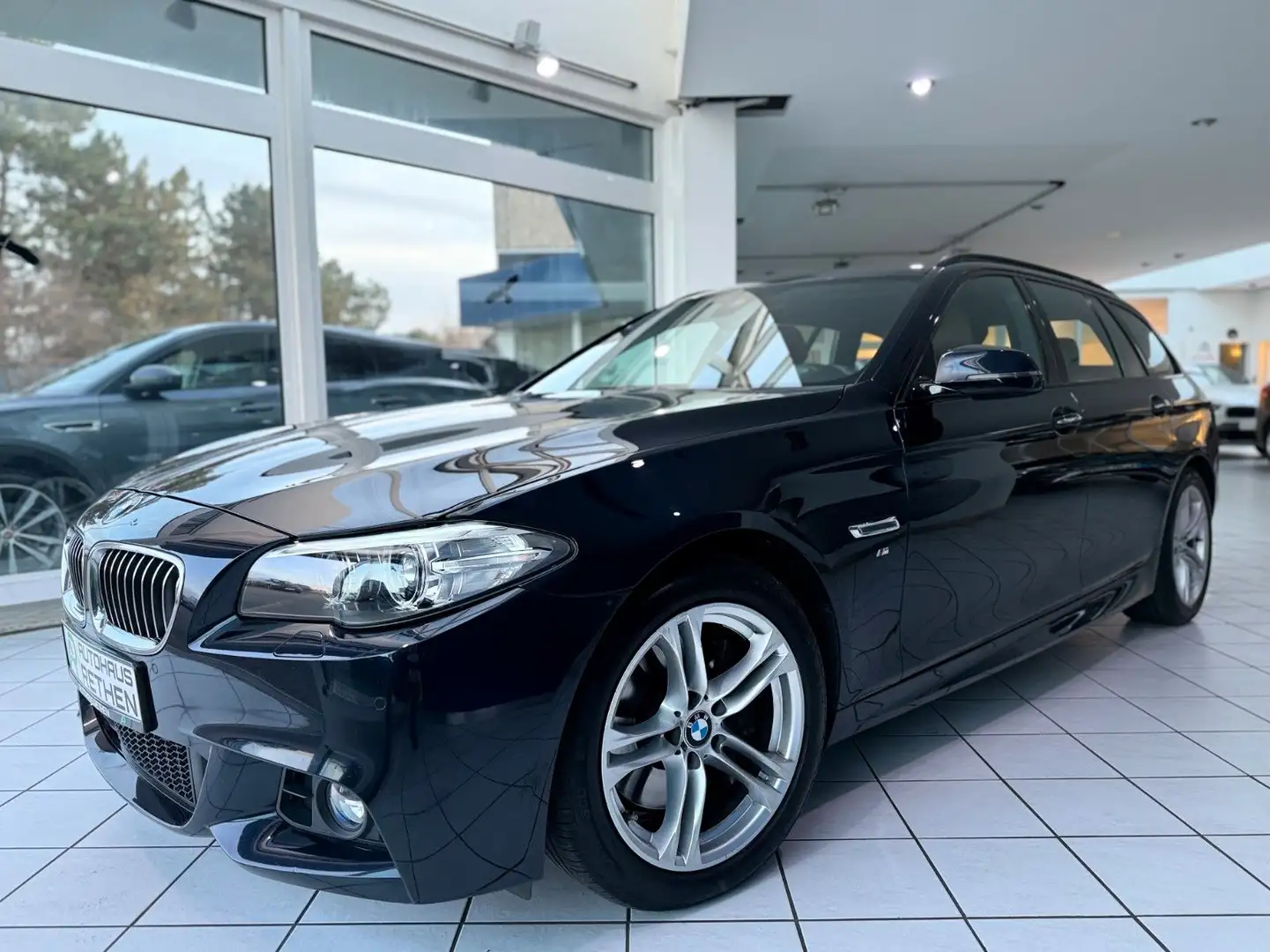 BMW 530 d Touring xDrive *M-SPORT*AHK*HUD*SOFT-CLOSE* Schwarz - 2