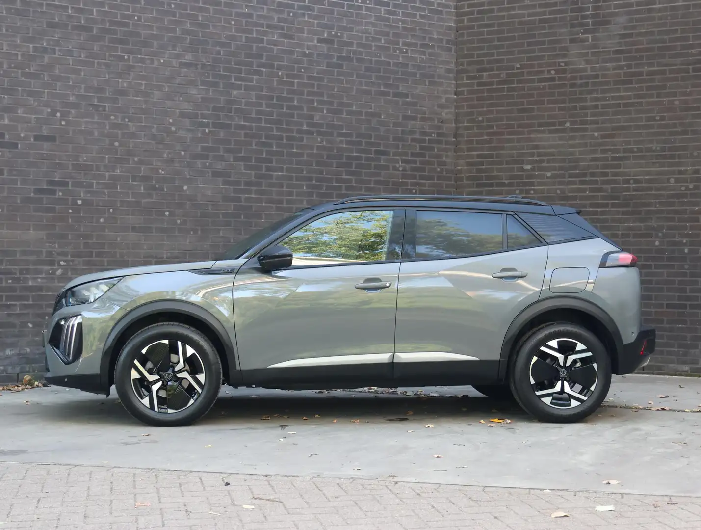 Peugeot 2008 SUV GT 130pk Automaat | Stoelverwarming | Rondomzi Grijs - 2