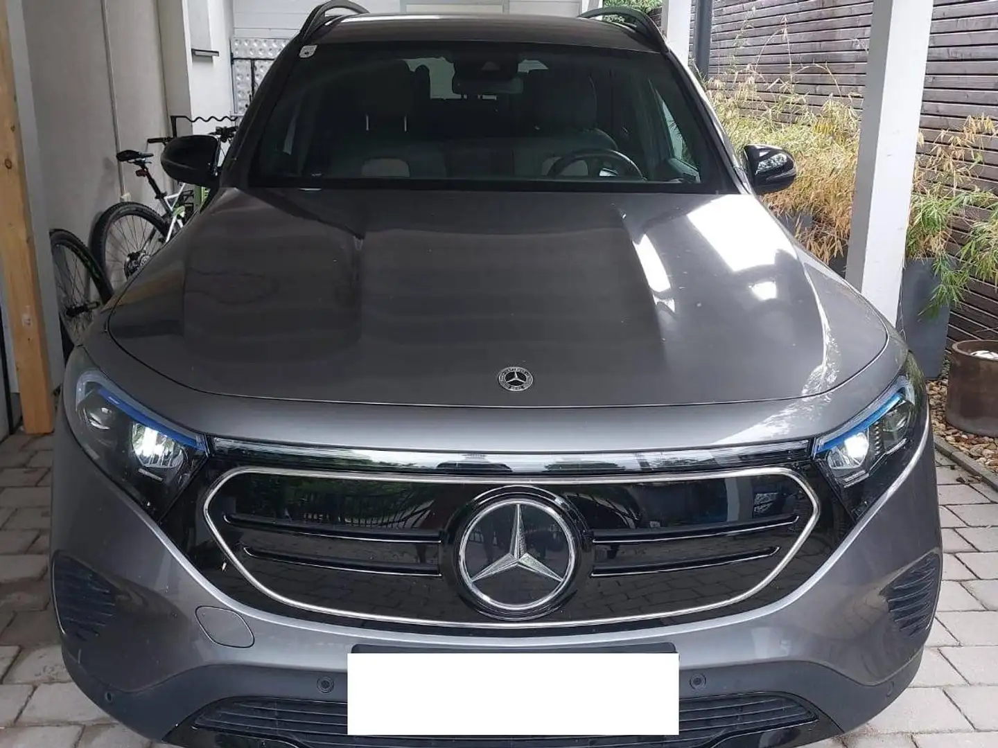 Mercedes-Benz EQB 250 AMG Line Grau - 1