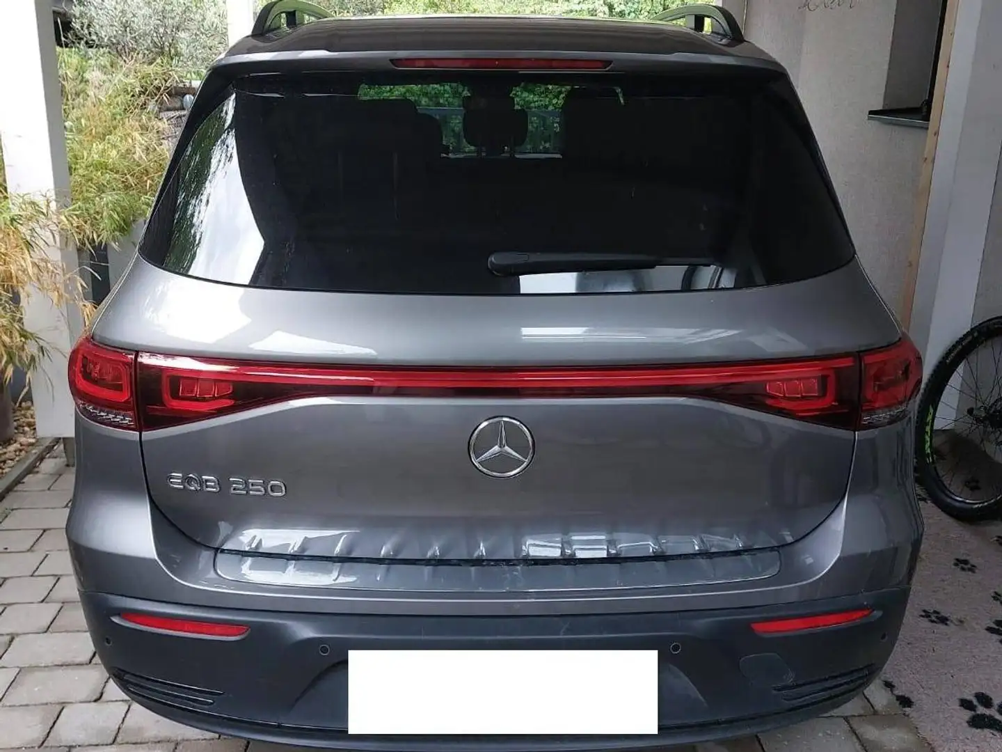 Mercedes-Benz EQB 250 AMG Line Grau - 2