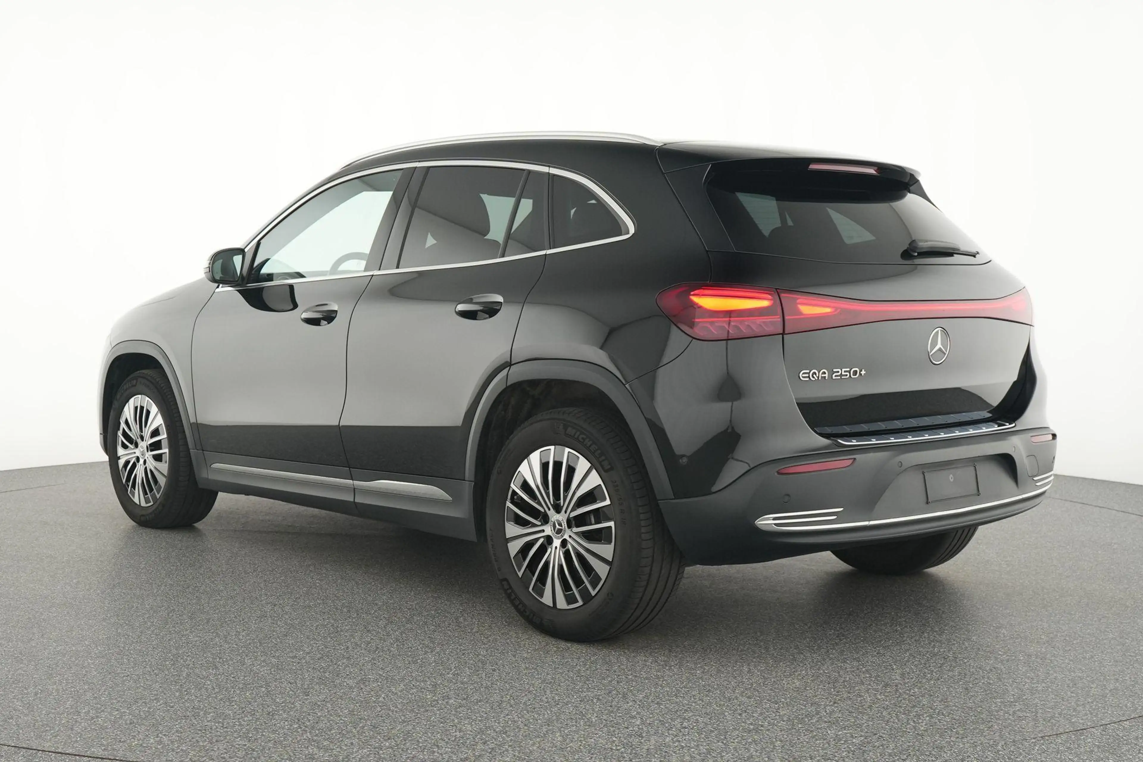 Mercedes-Benz EQA 250 250+ Luxury Line — photo 3