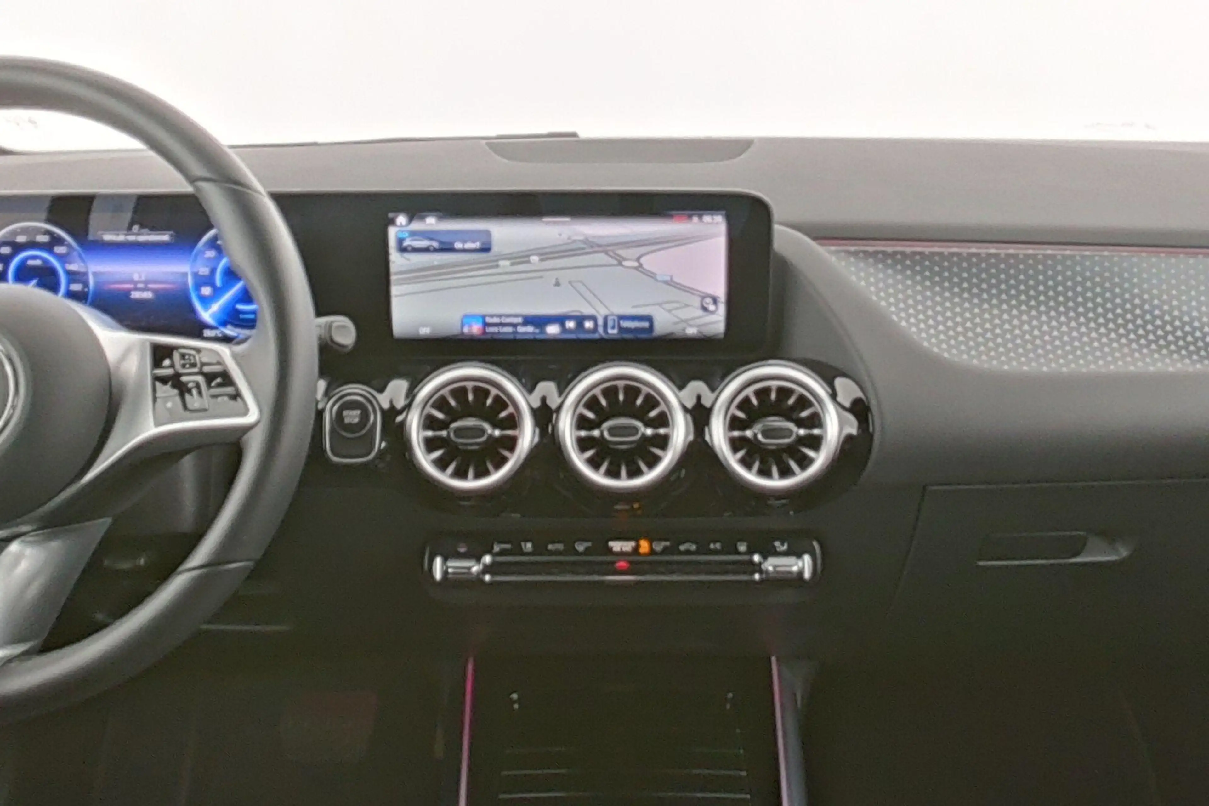 Mercedes-Benz EQA 250 250+ Luxury Line — photo 15