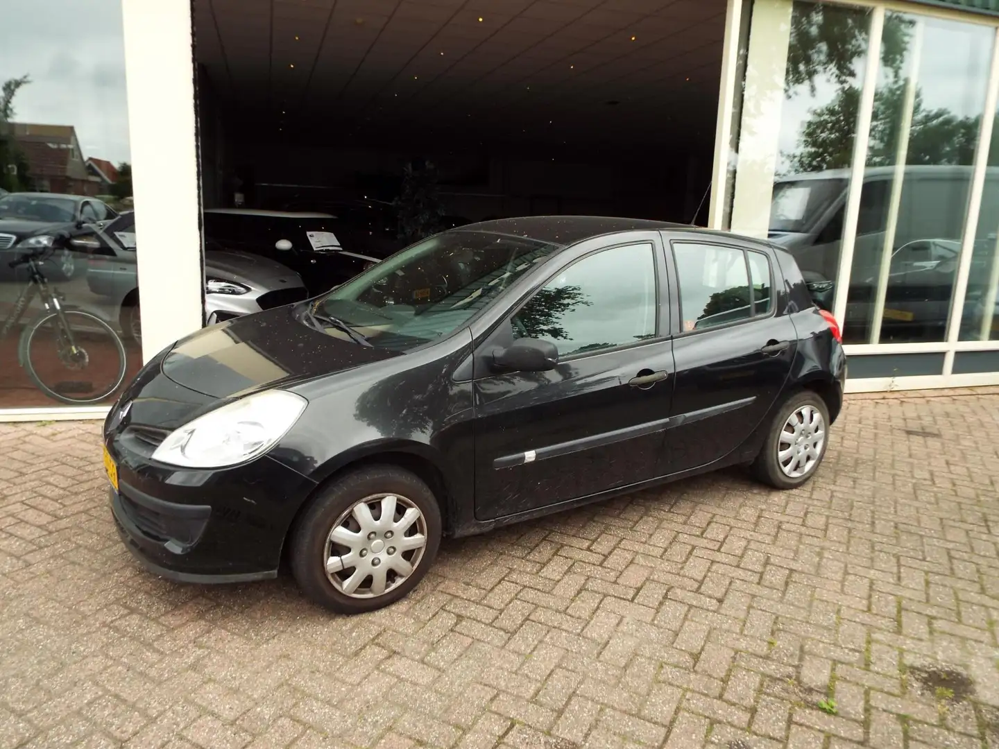 Renault Clio 1.2-16V Authentique 5 DRS Zwart - 2