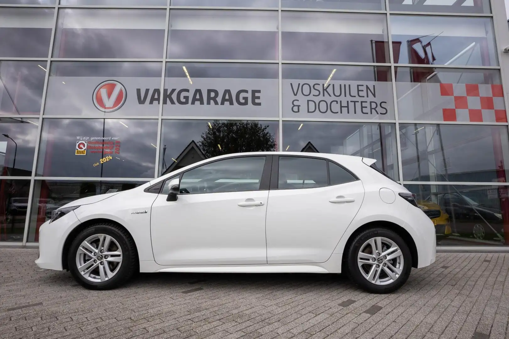 Toyota Corolla 2.0 182pk Hybrid Dynamic | Stoelverwarming | Navig Wit - 2