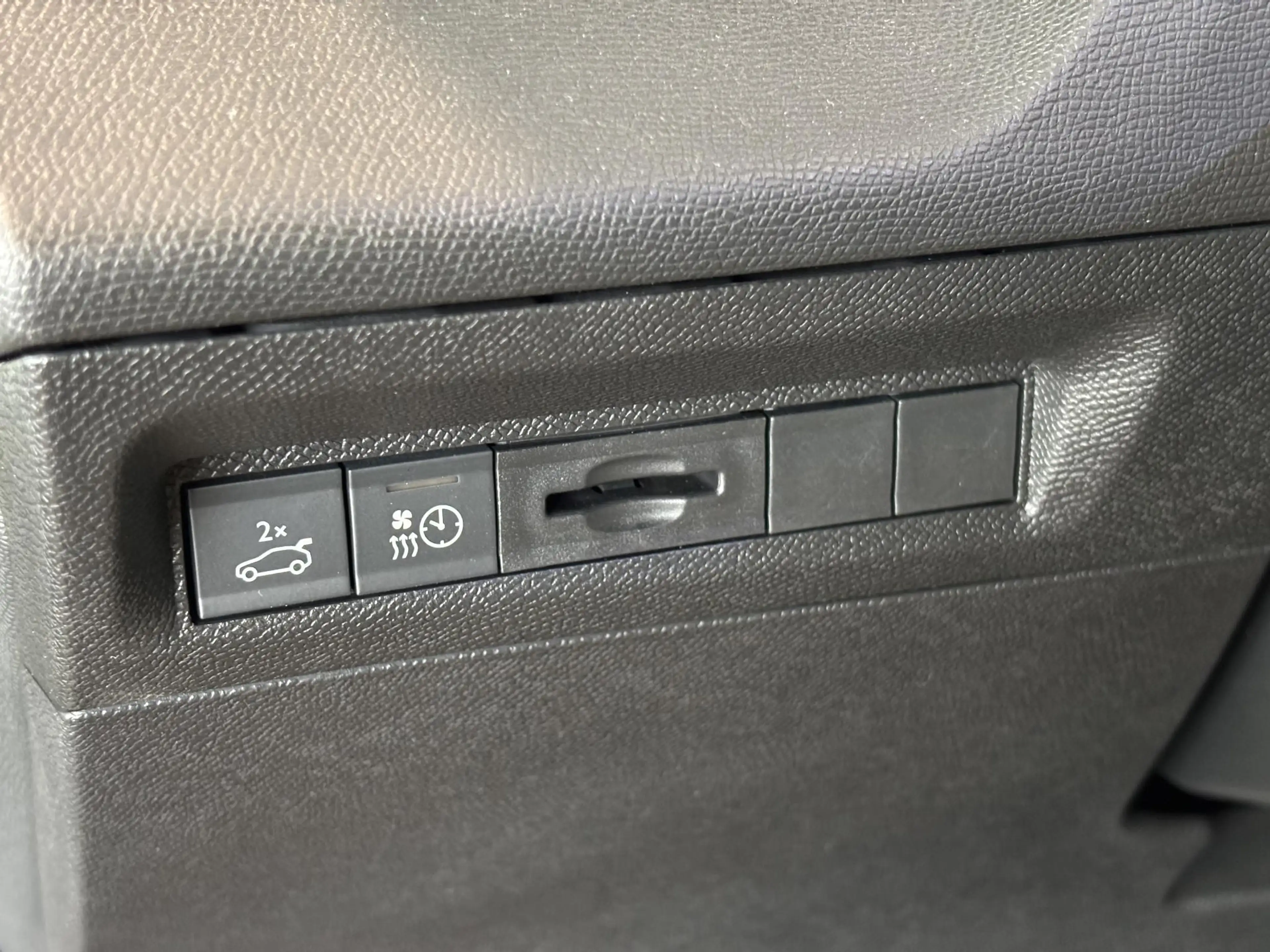 Peugeot 408 e-408 GT Exclusive 58 kWh | Full options | Leder | — photo 11