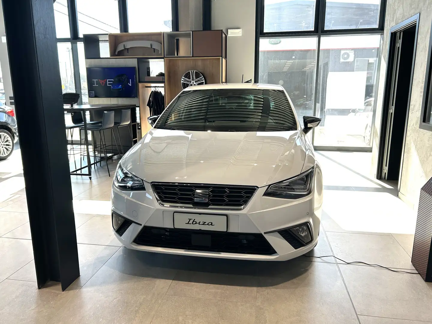 SEAT Ibiza 1.0 EcoTSI 115 CV 5 porte FR FR Tech Pack Nuova Bianco - 2