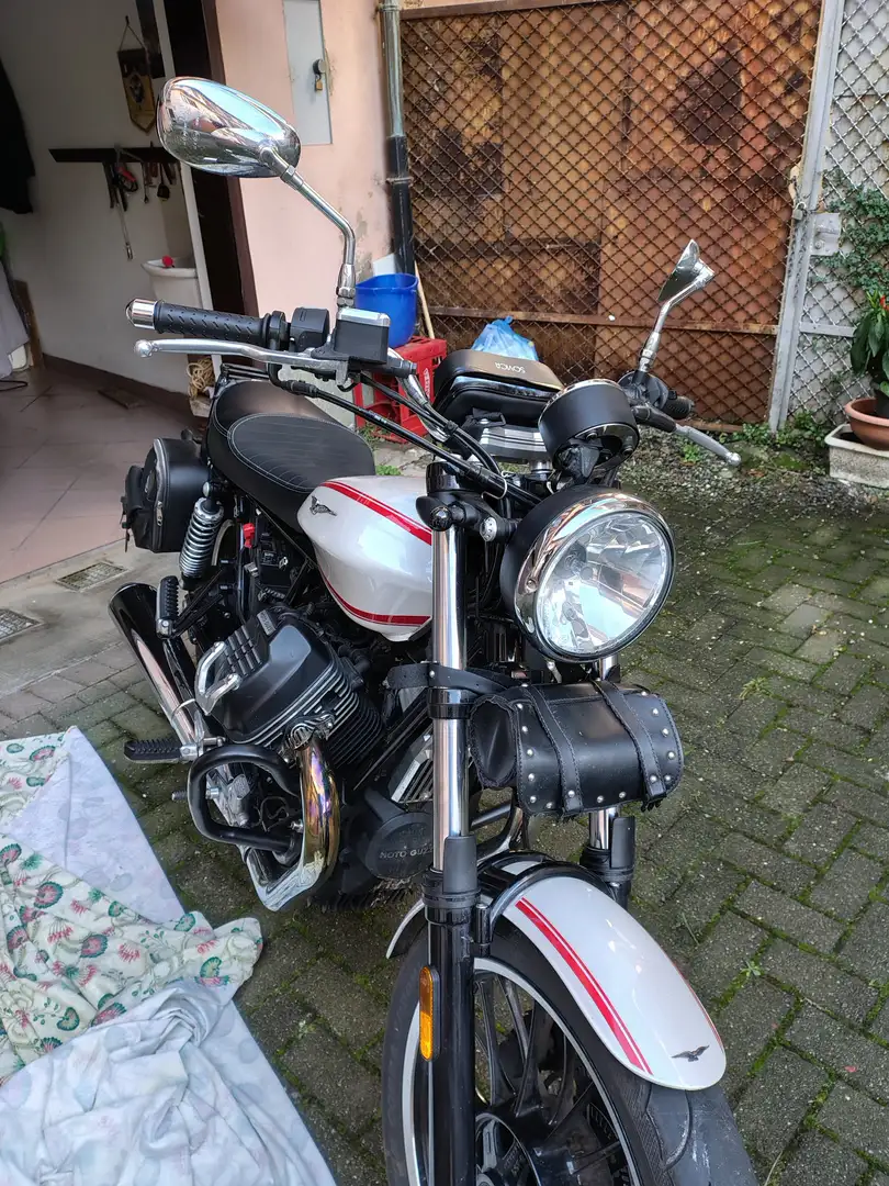 Moto Guzzi V 9 Roamer Bianco - 1