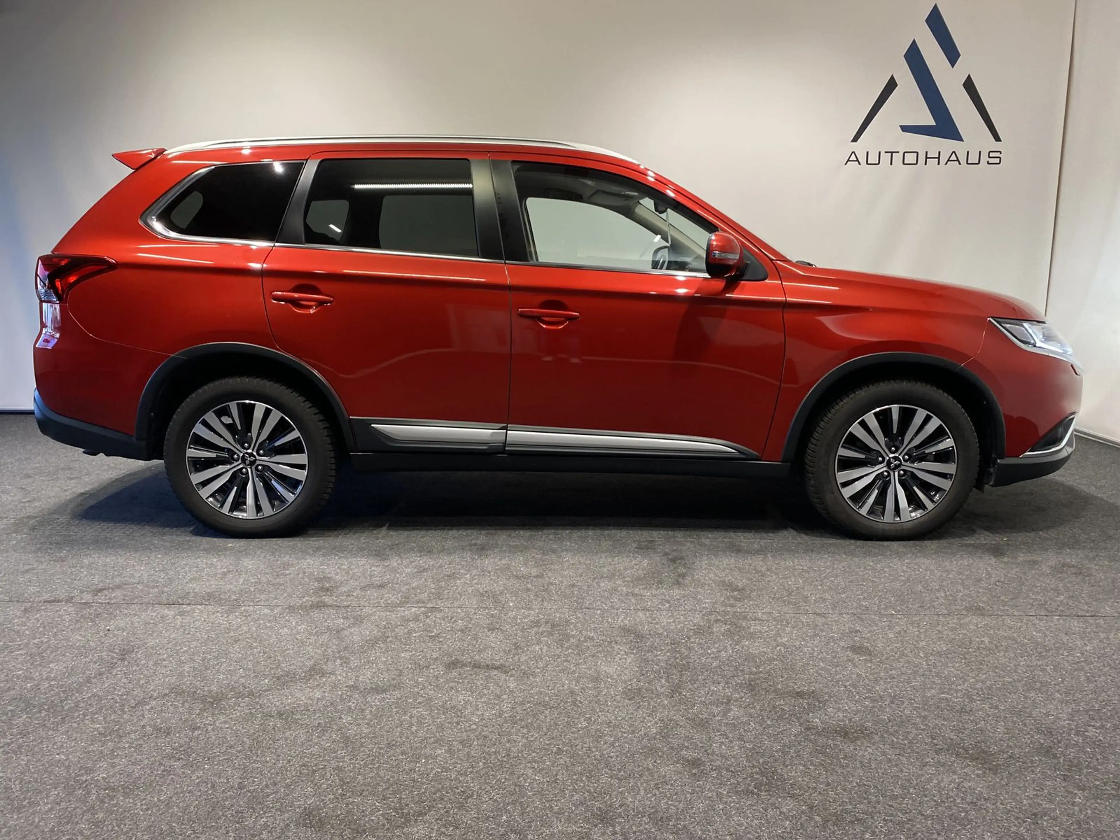 Mitsubishi Outlander Plus Kamera SHZ CarPlay Keyless LED — photo 6