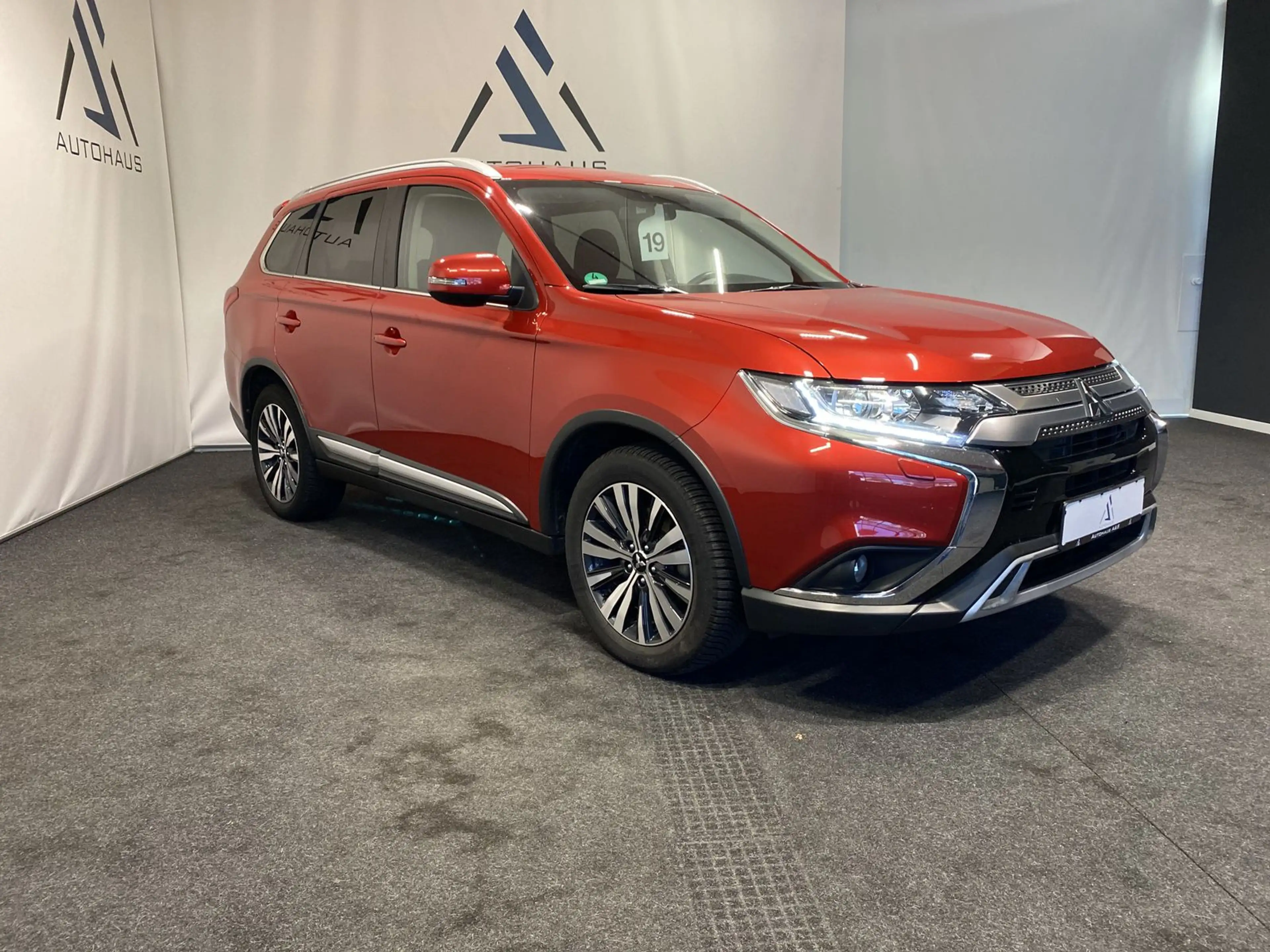 Mitsubishi Outlander Plus Kamera SHZ CarPlay Keyless LED — photo 3