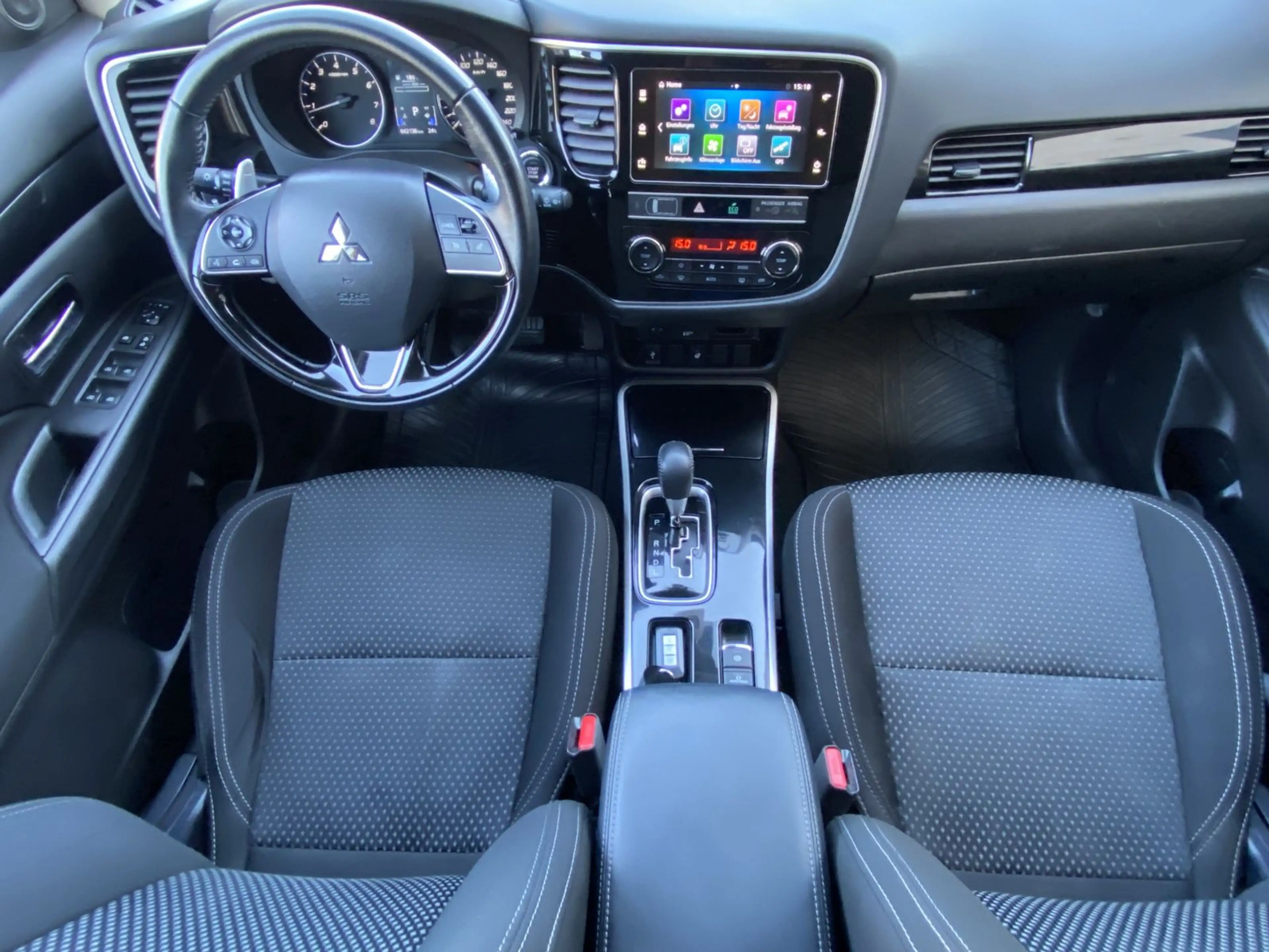 Mitsubishi Outlander Plus Kamera SHZ CarPlay Keyless LED — photo 9