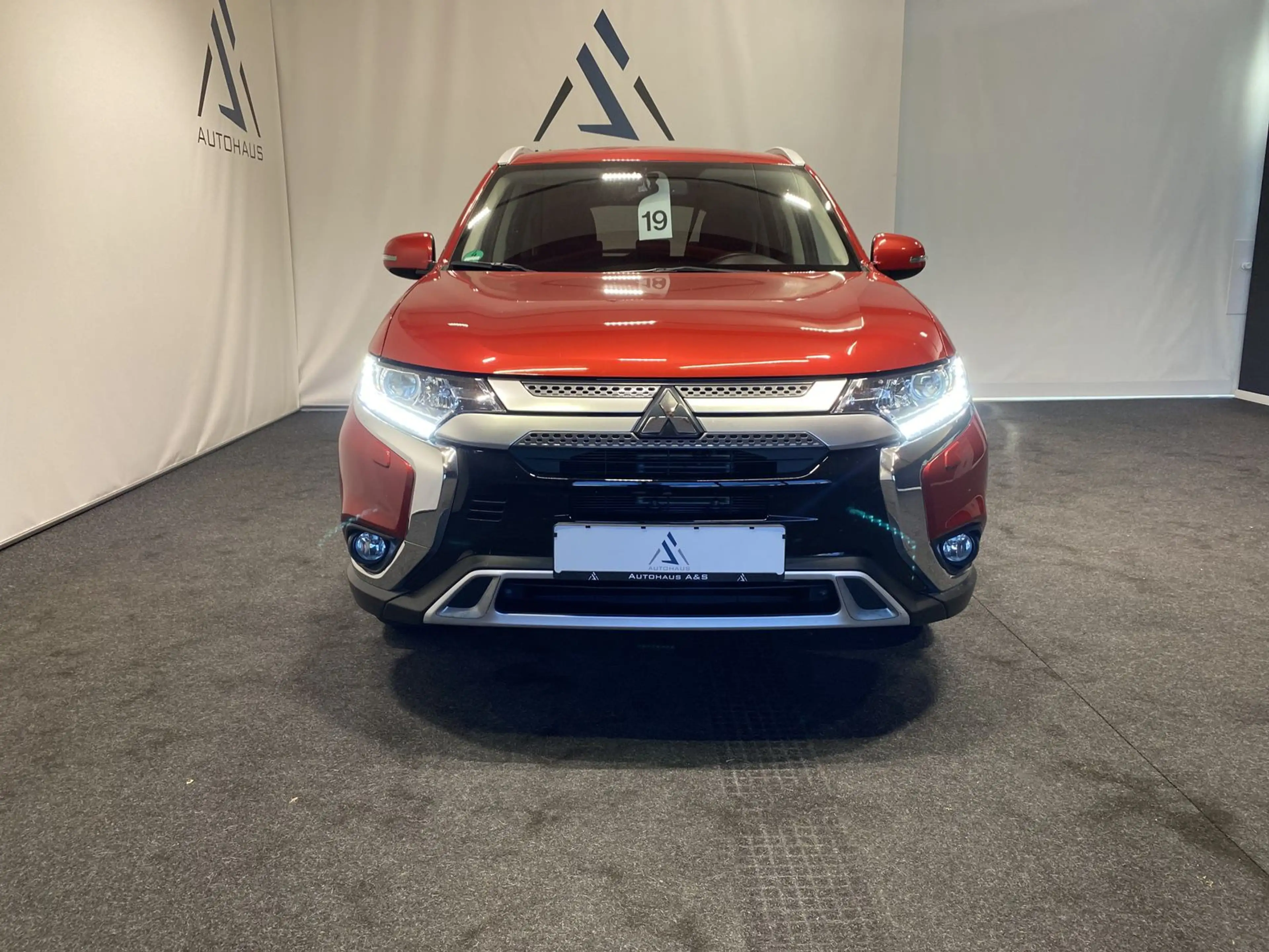 Mitsubishi Outlander Plus Kamera SHZ CarPlay Keyless LED — photo 4