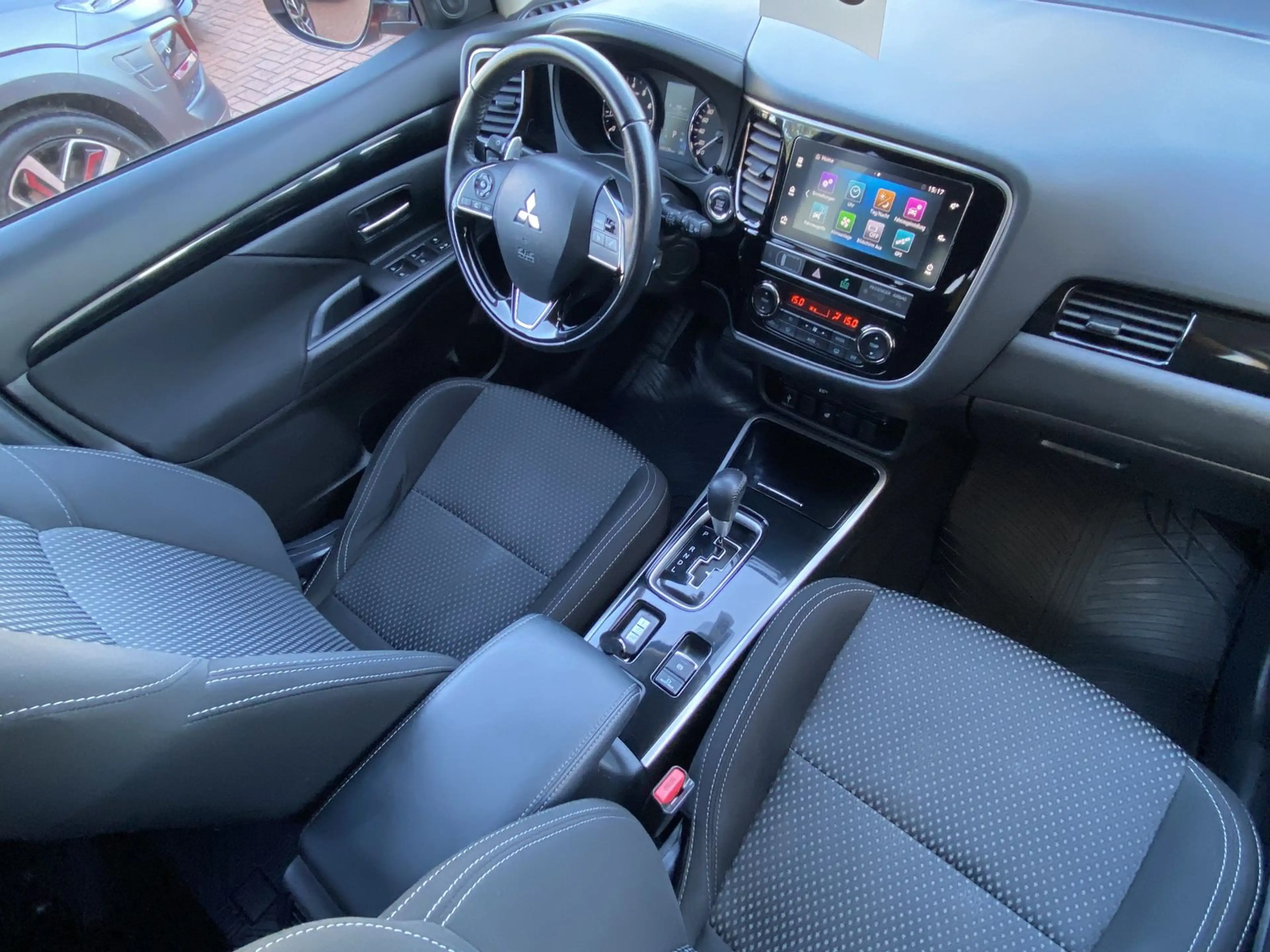 Mitsubishi Outlander Plus Kamera SHZ CarPlay Keyless LED — photo 10