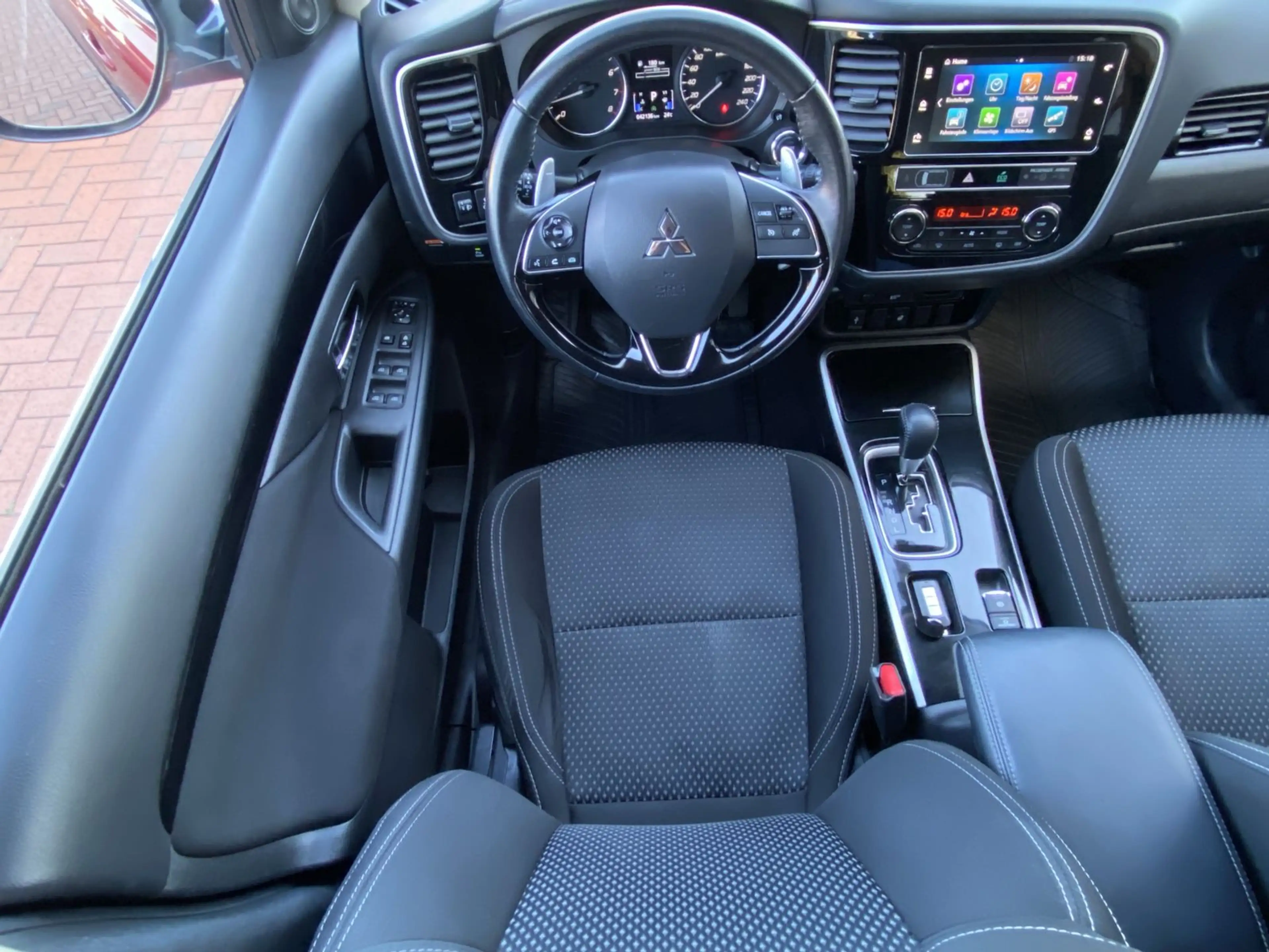 Mitsubishi Outlander Plus Kamera SHZ CarPlay Keyless LED — photo 11