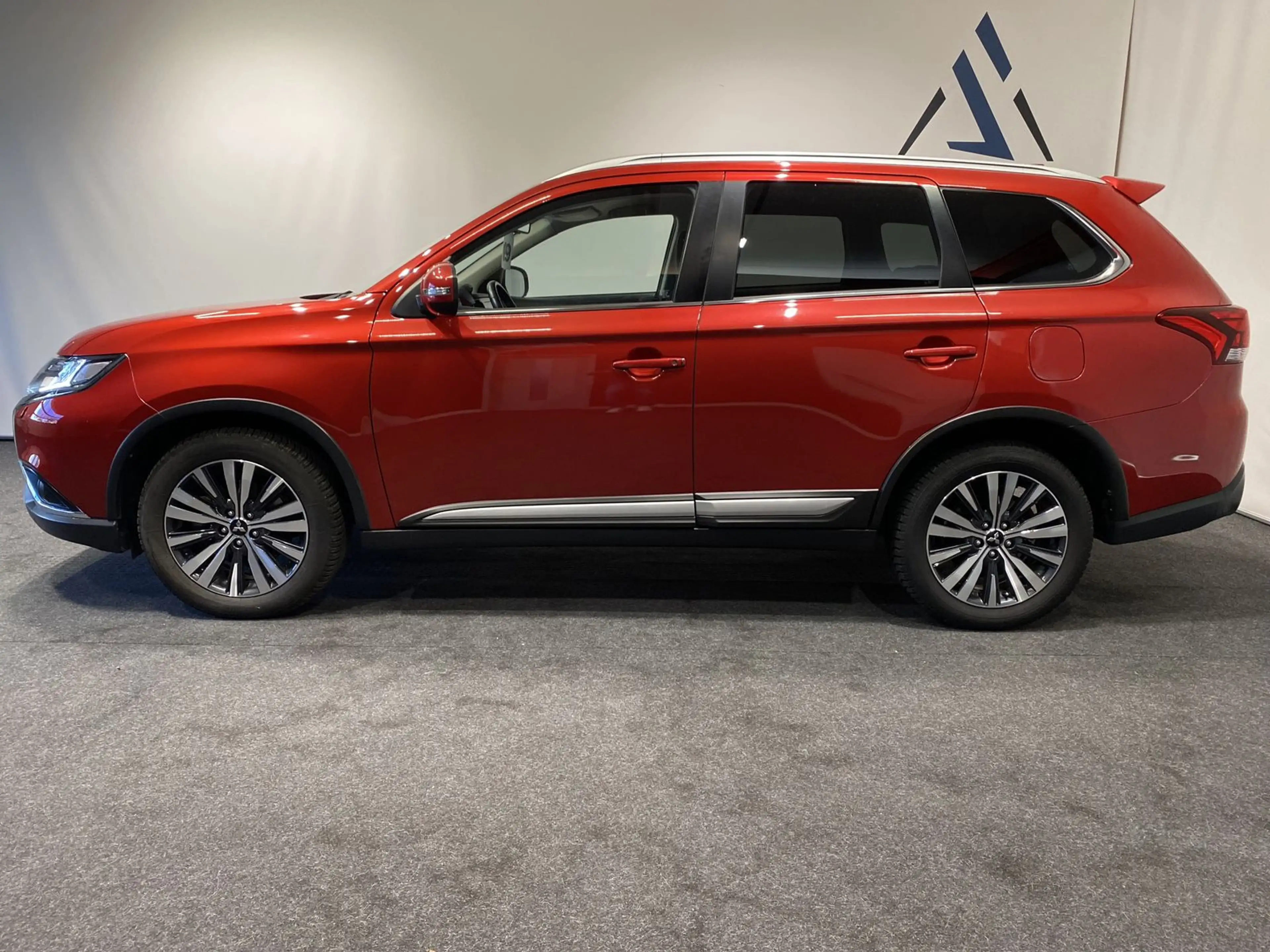 Mitsubishi Outlander Plus Kamera SHZ CarPlay Keyless LED — photo 2