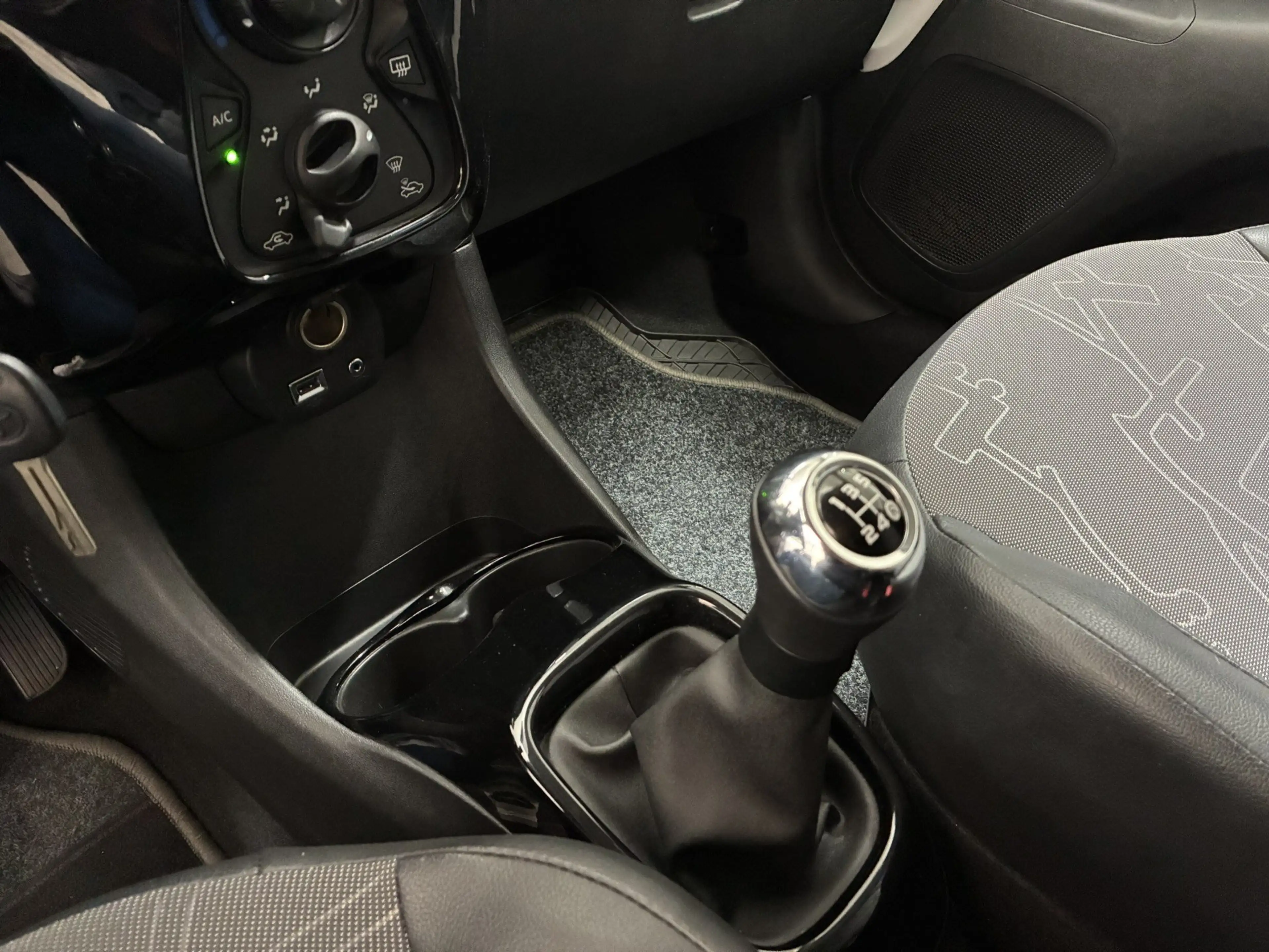 Toyota Aygo X 1,0 VVT-i x-wave + Faltdach — photo 13