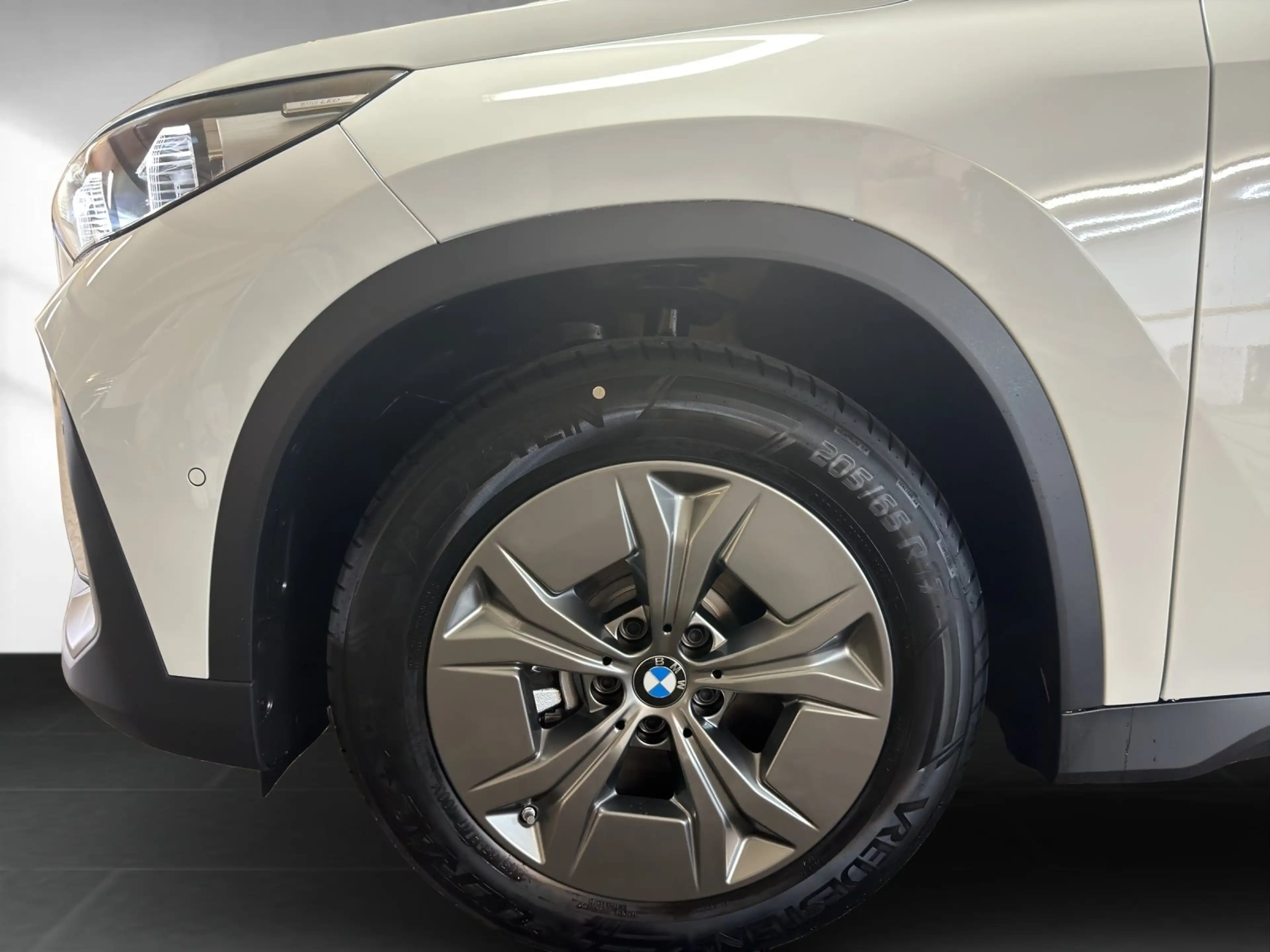 BMW iX1 xDrive30 Premium AHK — photo 9