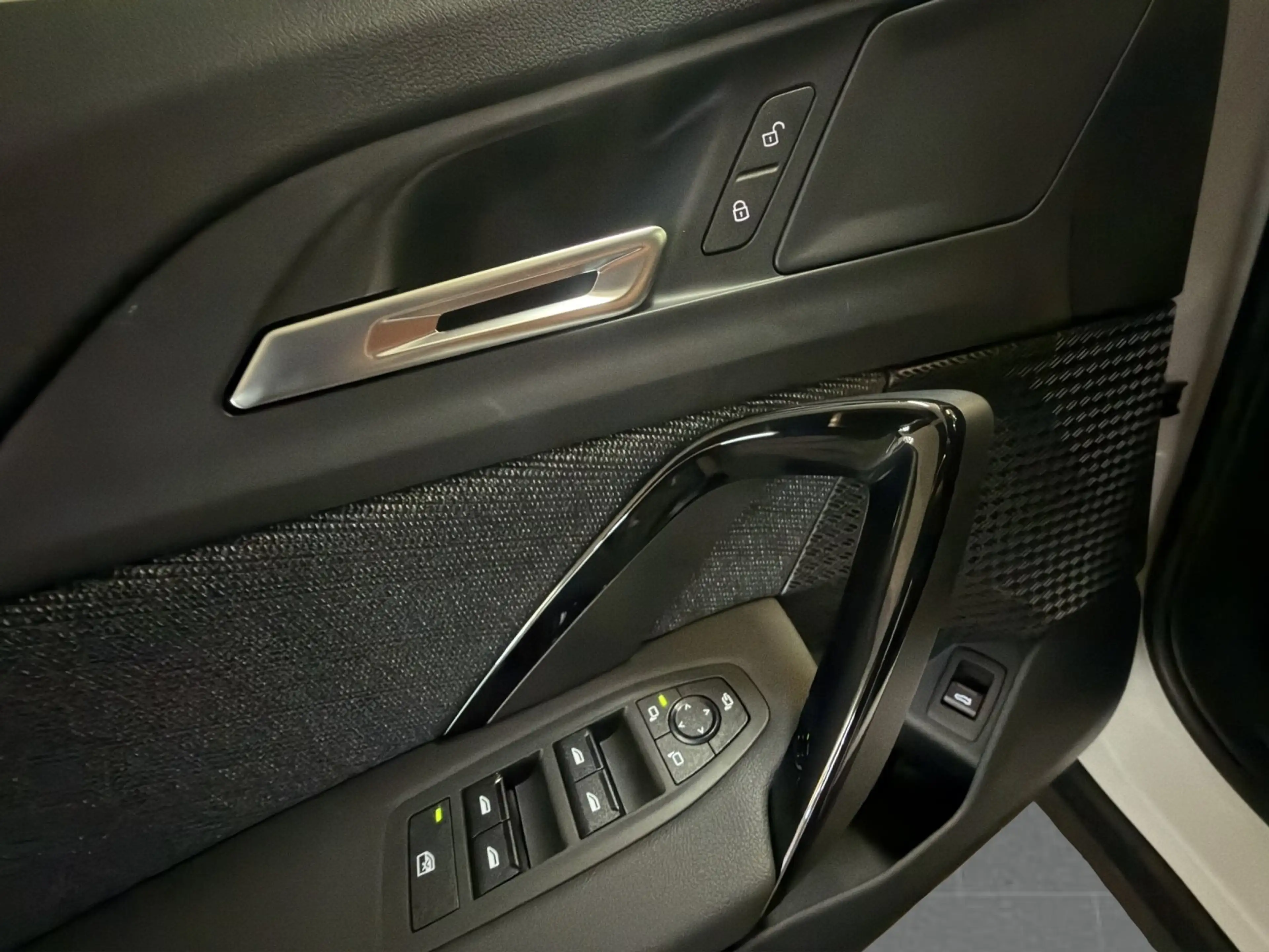 BMW iX1 xDrive30 Premium AHK — photo 11