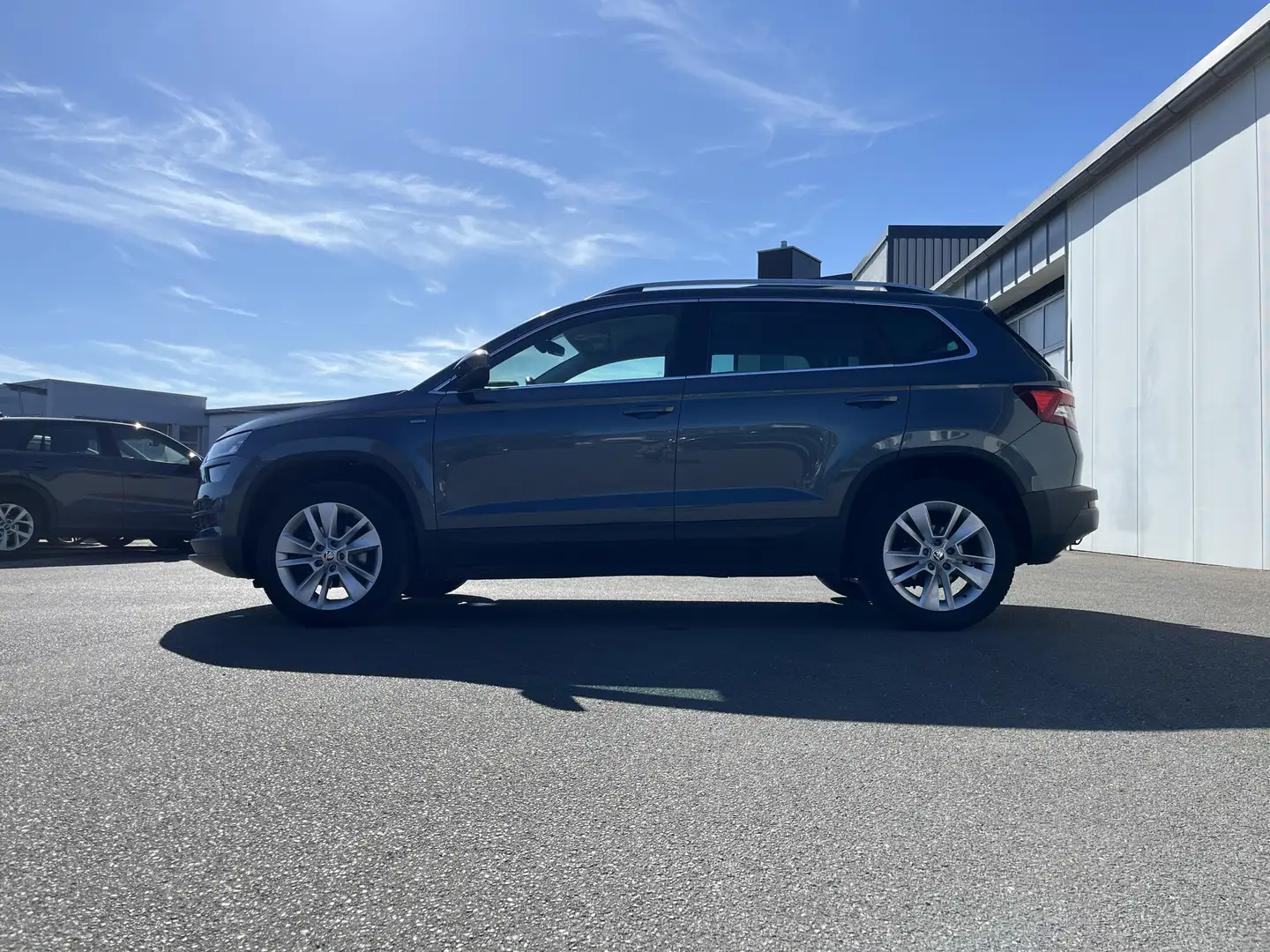 Skoda Karoq 1.5 TSI Clever 156€ m. 20% Anzahlung AHK DAB Nav Grau - 2