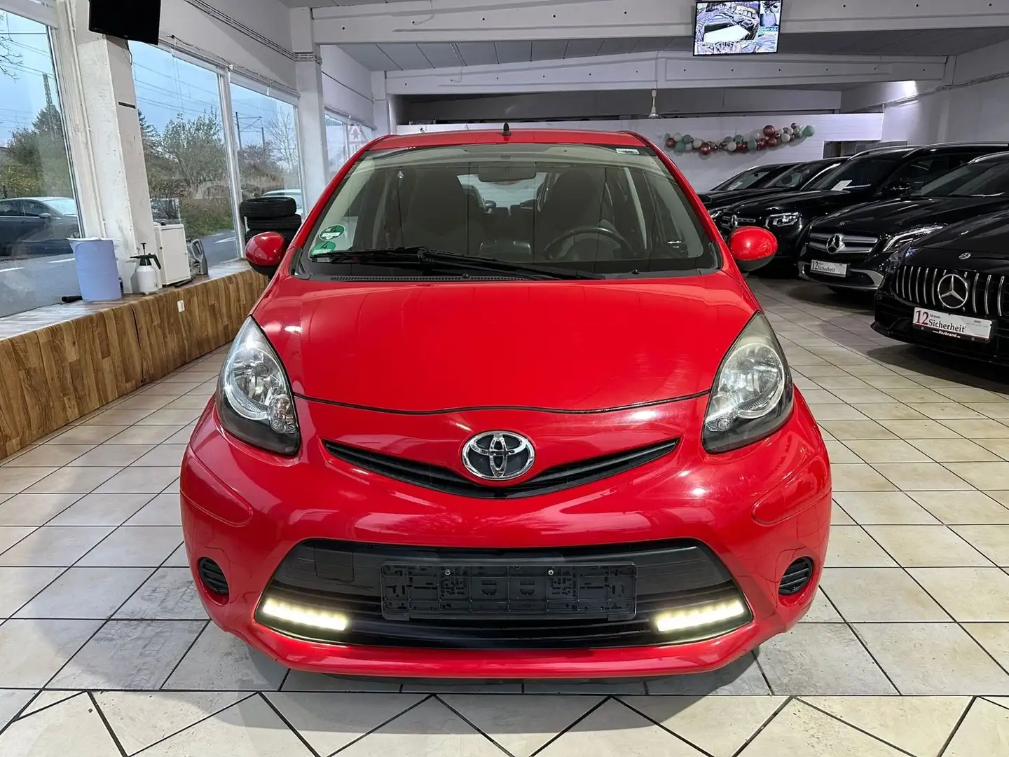 Toyota Aygo AYGO 1.0 Cool Go Automatik Navi Klima Rood - 1